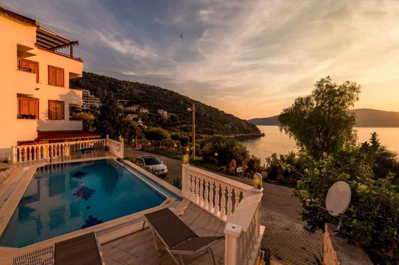 Kuluhana Hotel & Villas