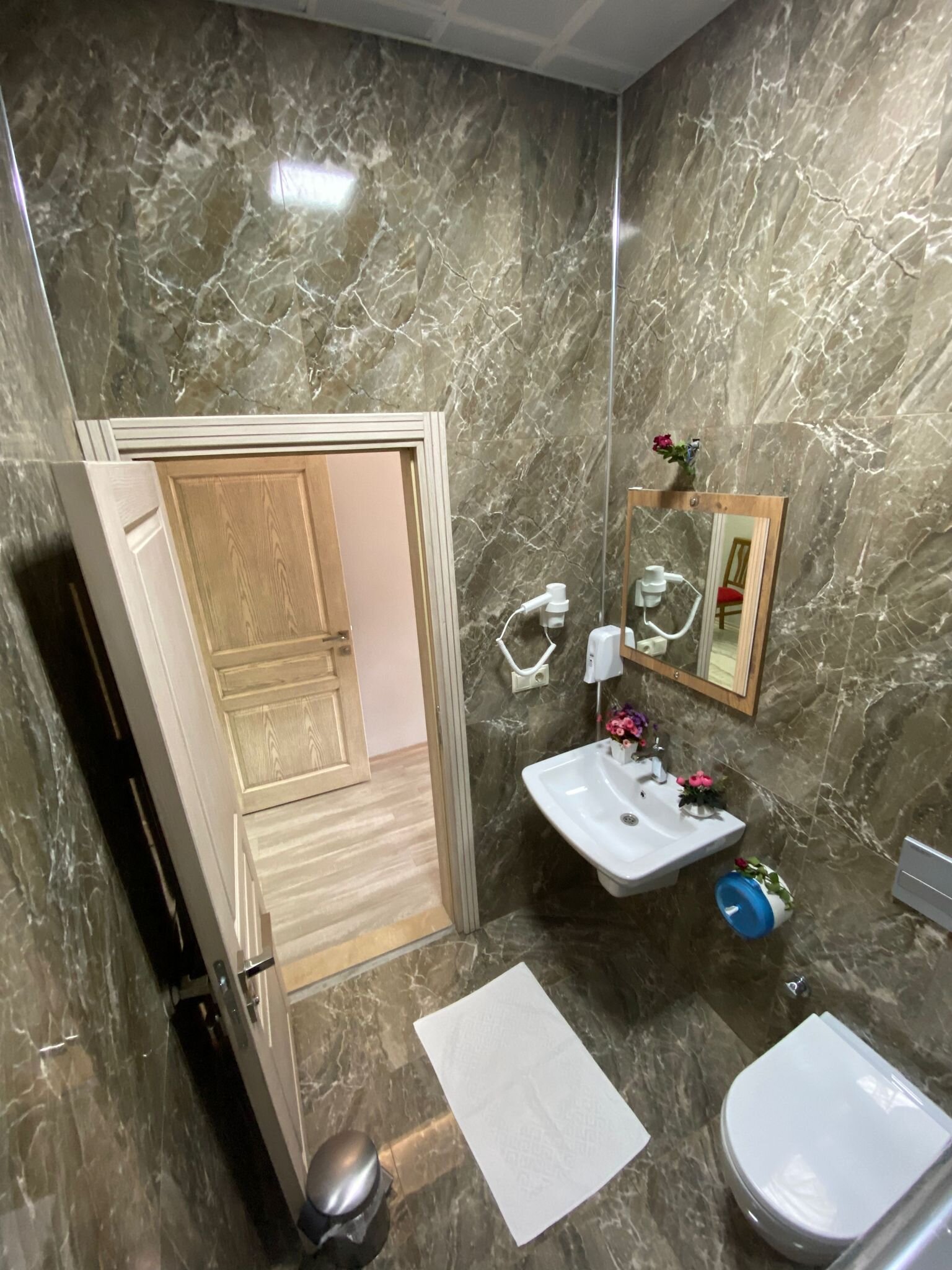 Deluxe King Suite 111
