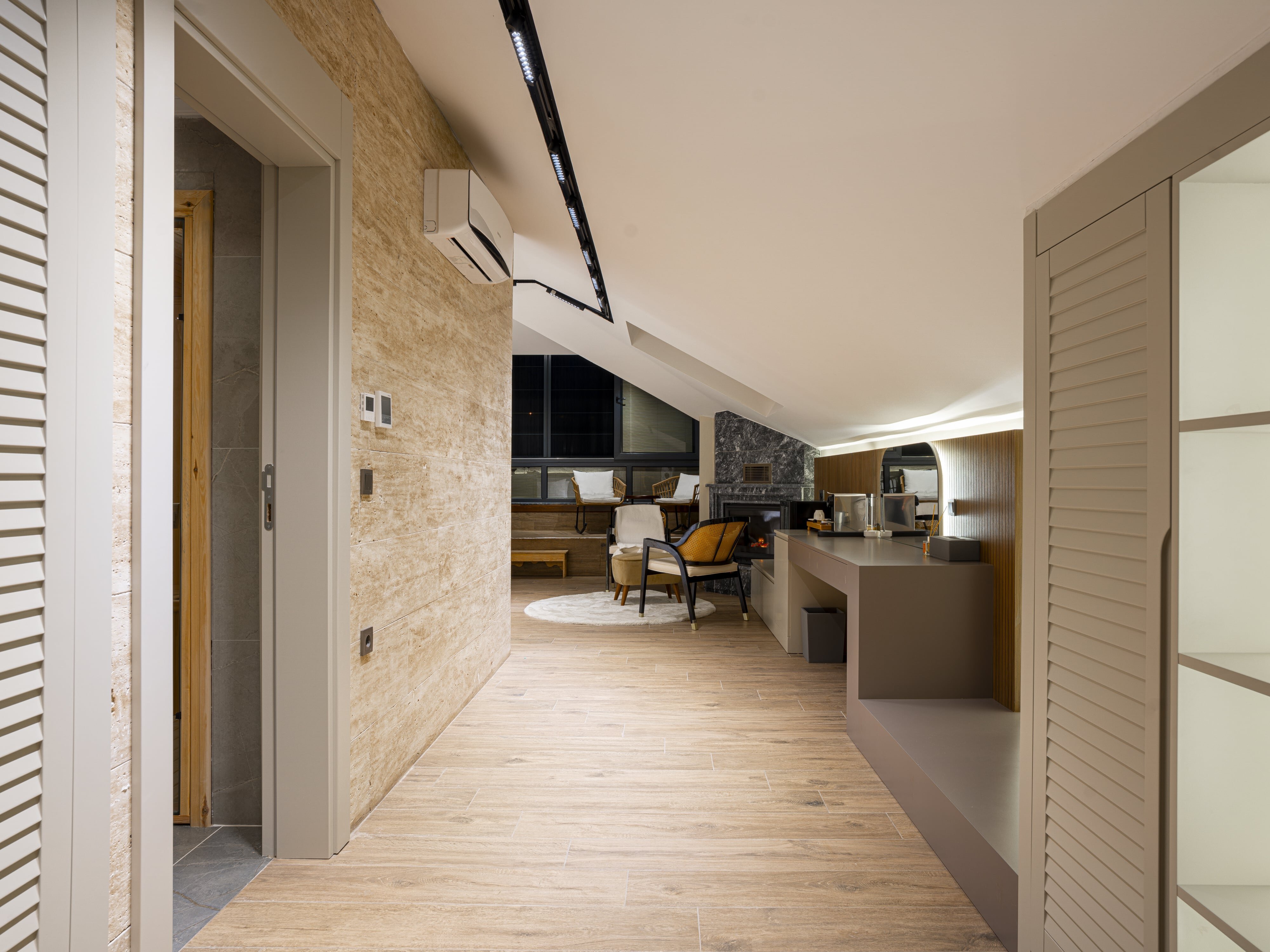 Roof River Suite