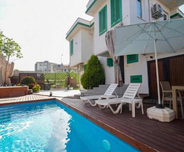 Yeşil Panjurlu Villa