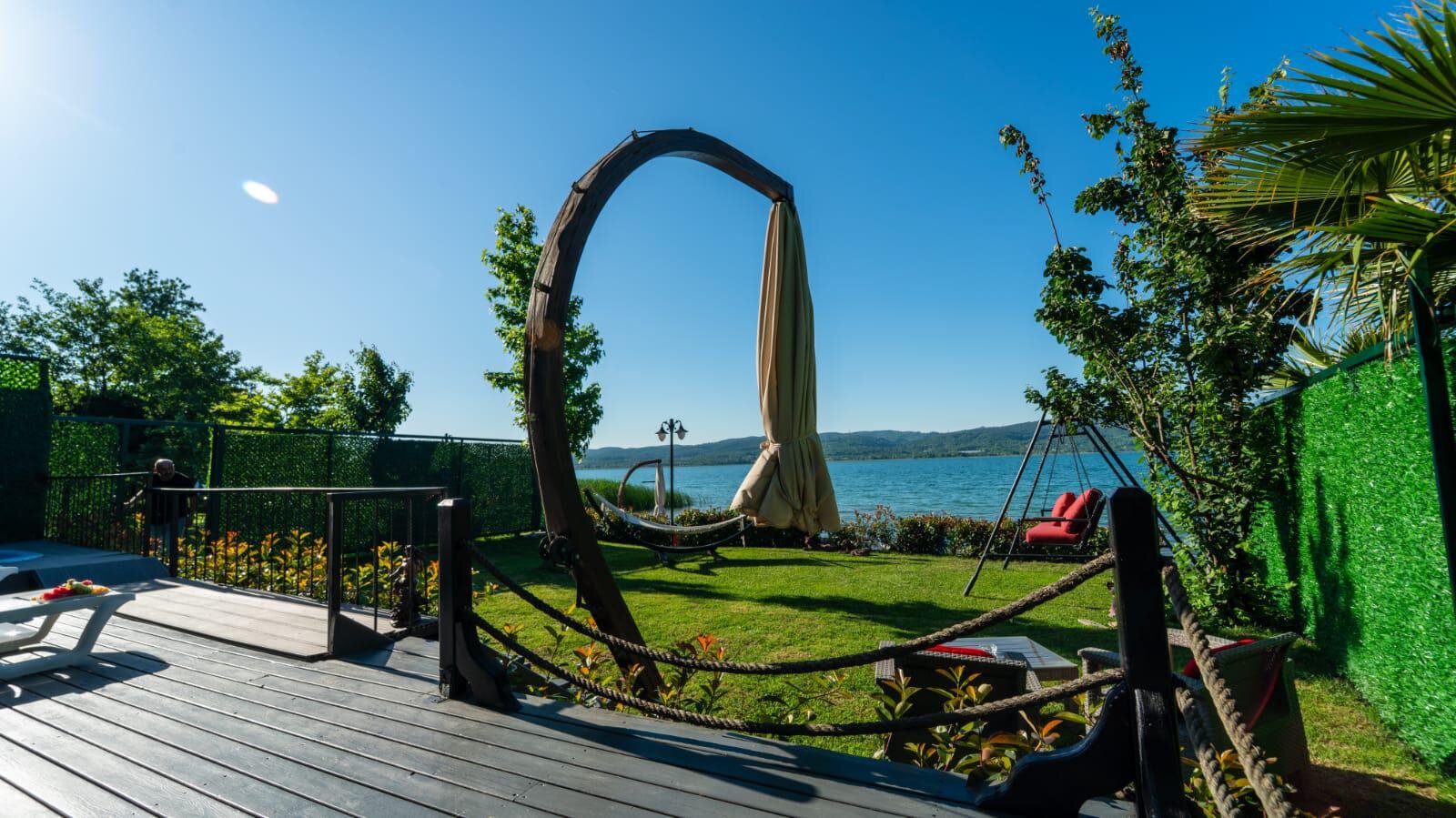 Suite Jakuzili Göl Manzaralı Bungalov