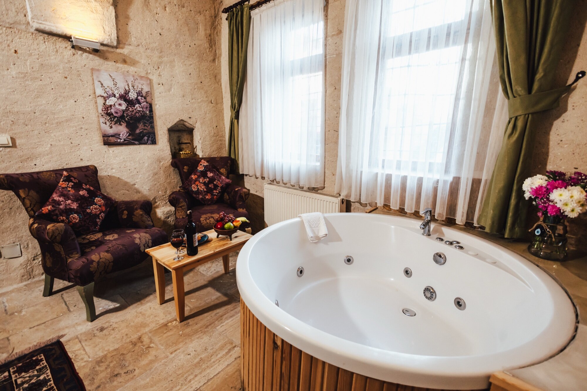 Honeymoon Jacuzzi Suite, Courtyard View