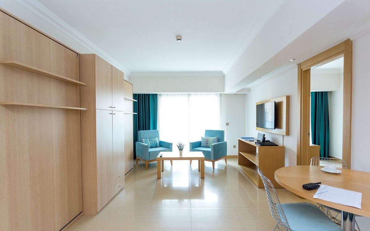 Aurasia Deluxe Hotel