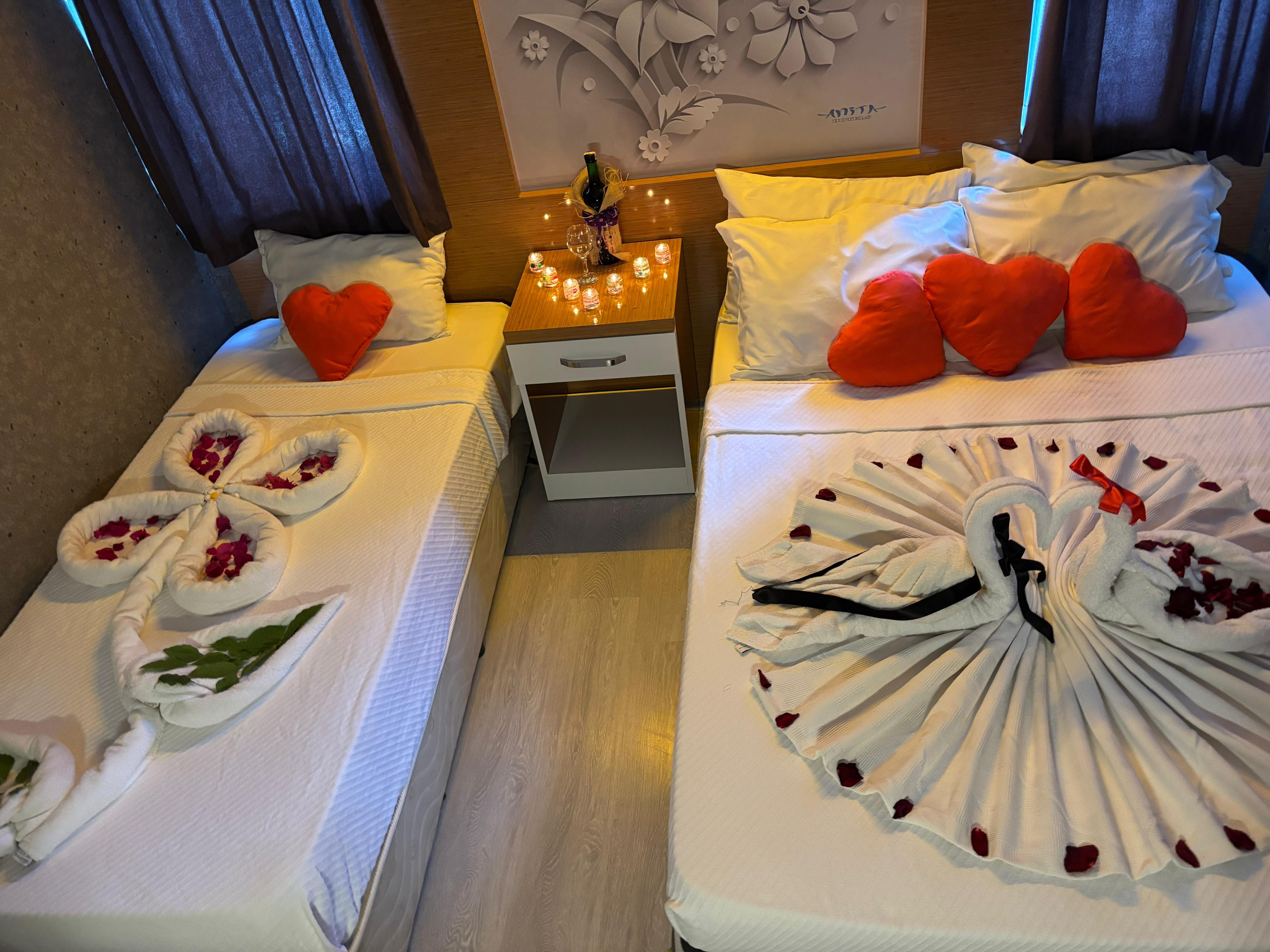 Anita Kemer Noch Hotel (+12)