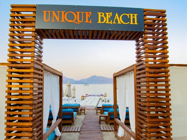 Class Unique Beach Hotel +13