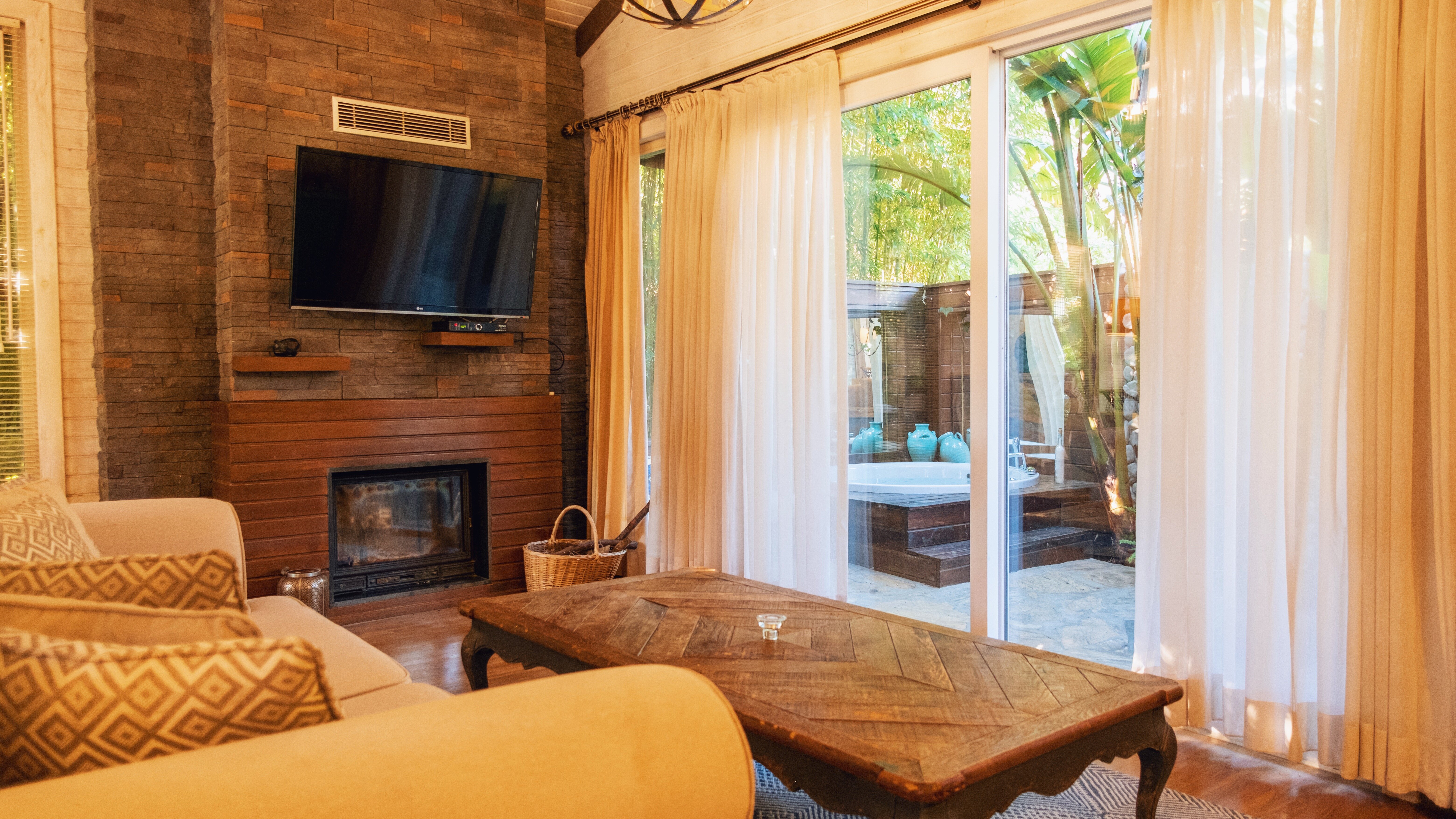 Jakuzili ve Şömineli Deluxe Bungalow