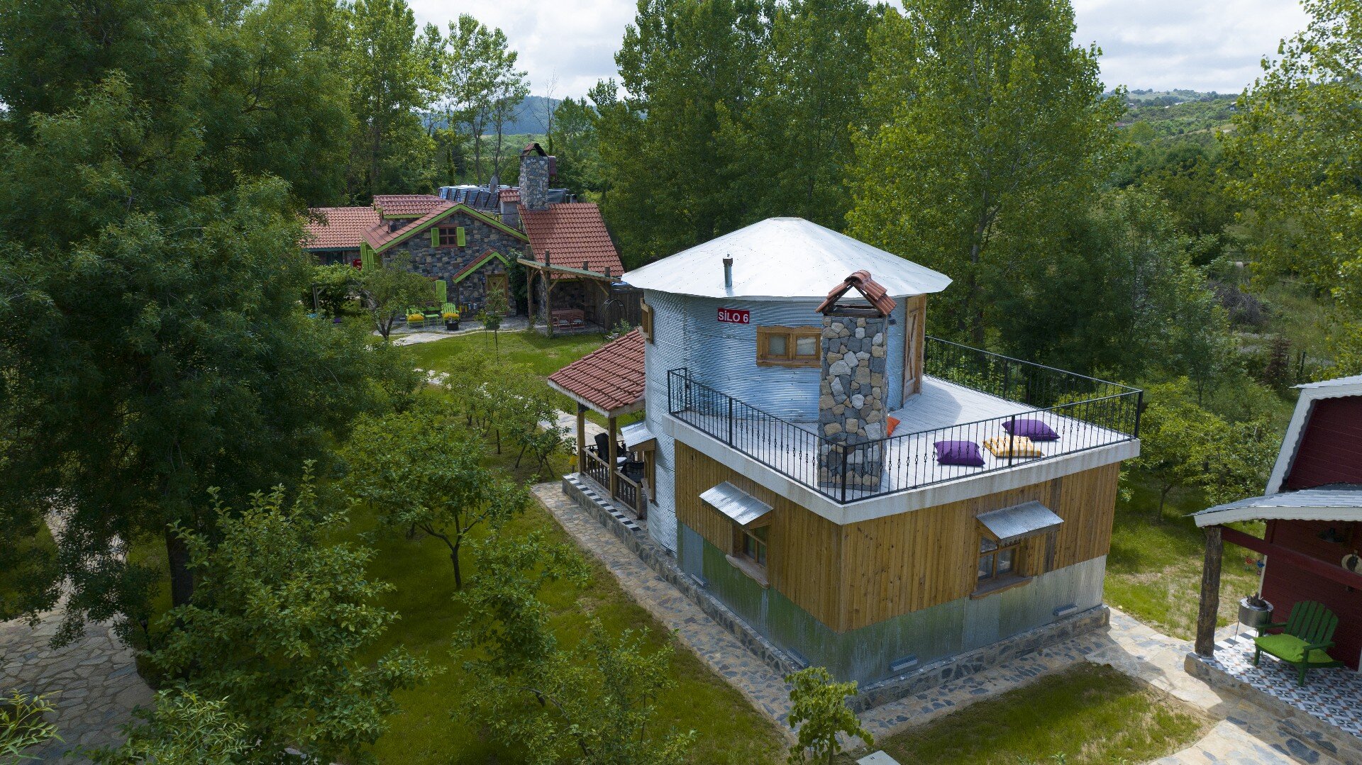 Silo Ev, 1 Büyük (Queen) Boy Yatak Ve 2 Tek Kişilik XL Yatak