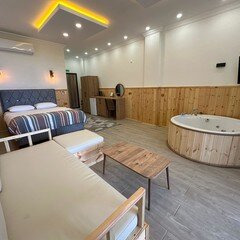 Aurora Bungalov · 5