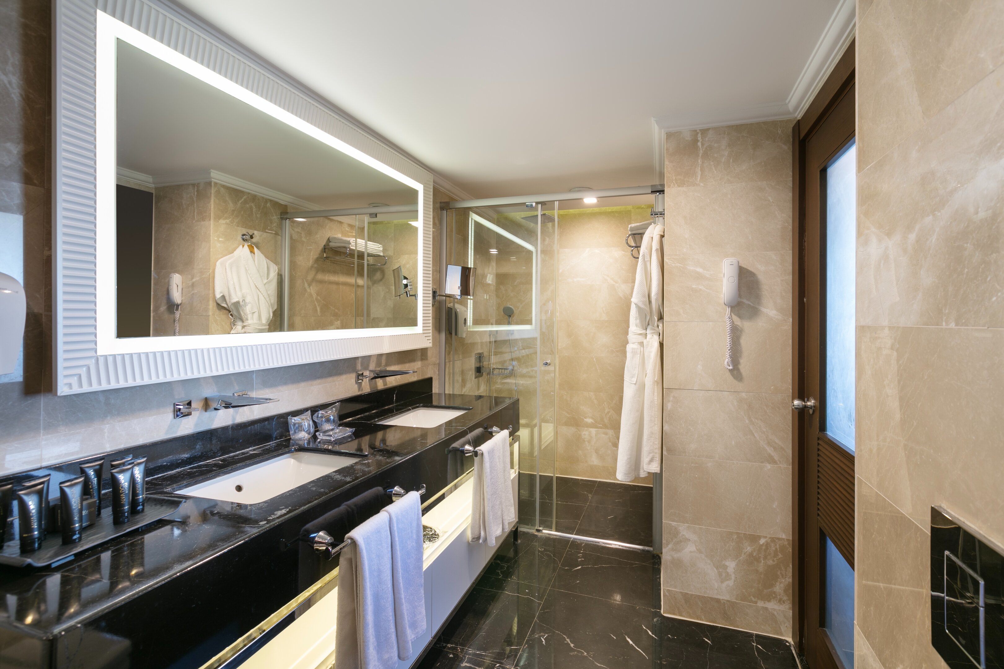 Deluxe One Bedroom Suite