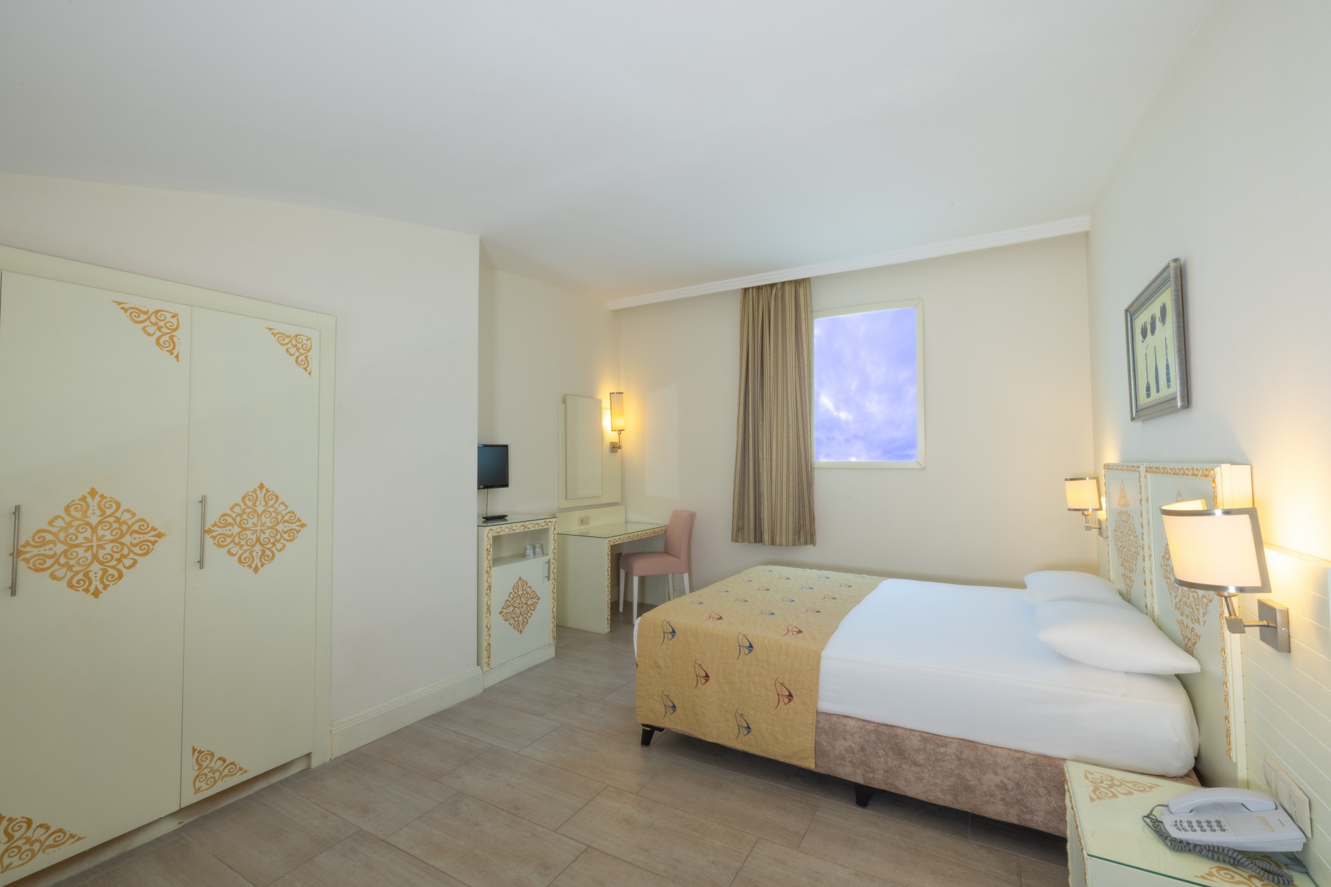 Crystal Admiral Resort Suites & Spa