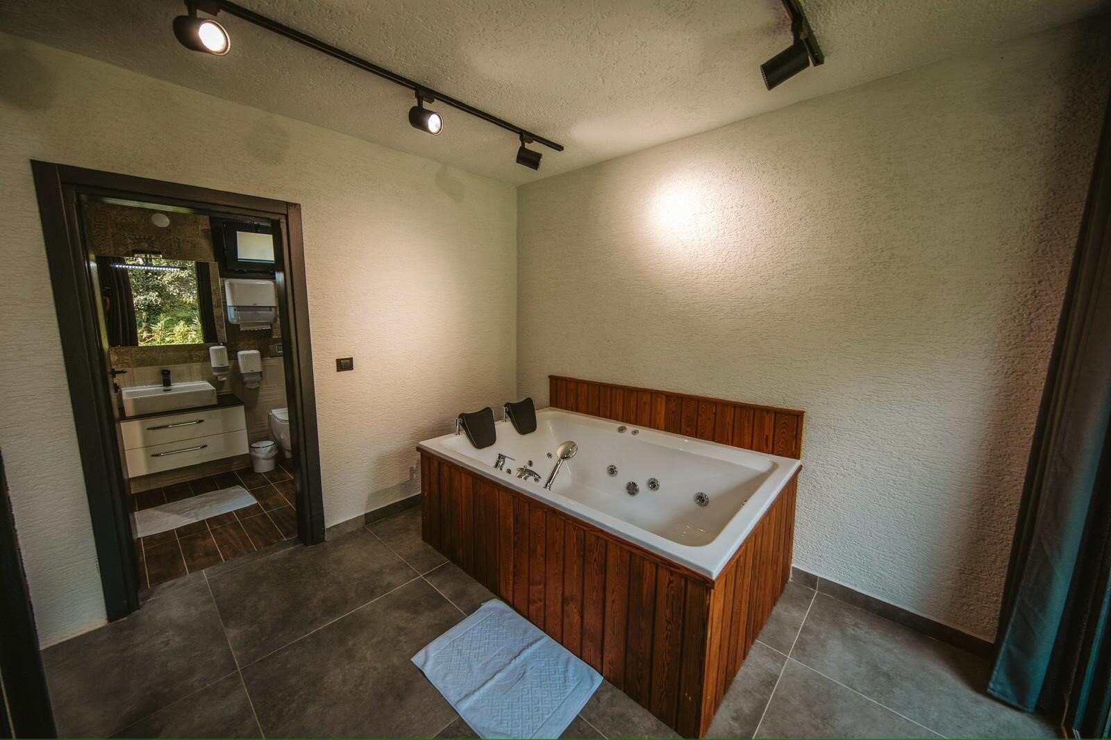 Vrosi Villa Orman Manzaralı Tek Oda