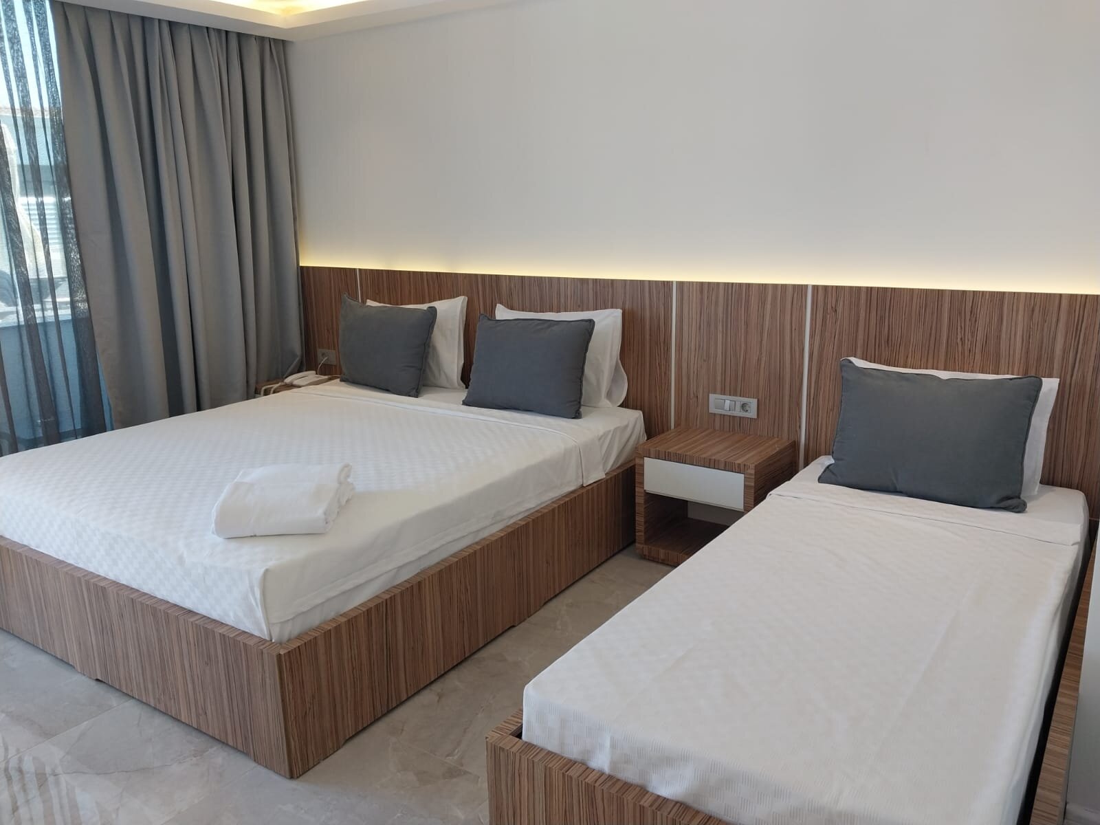 Deluxe Havuz Manzaralı Üç Kişilik