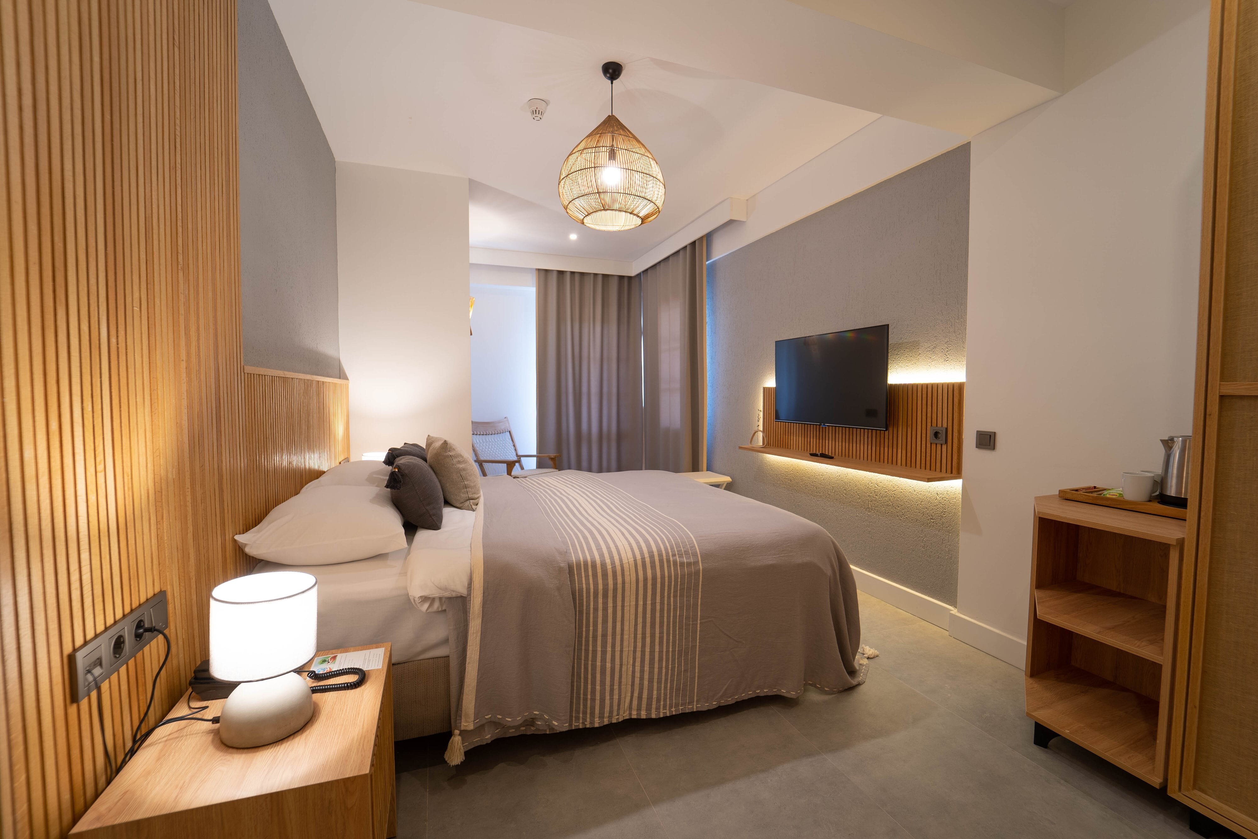 Deluxe Oda Havuz Bahçe Manzaralı ve Balkonlu