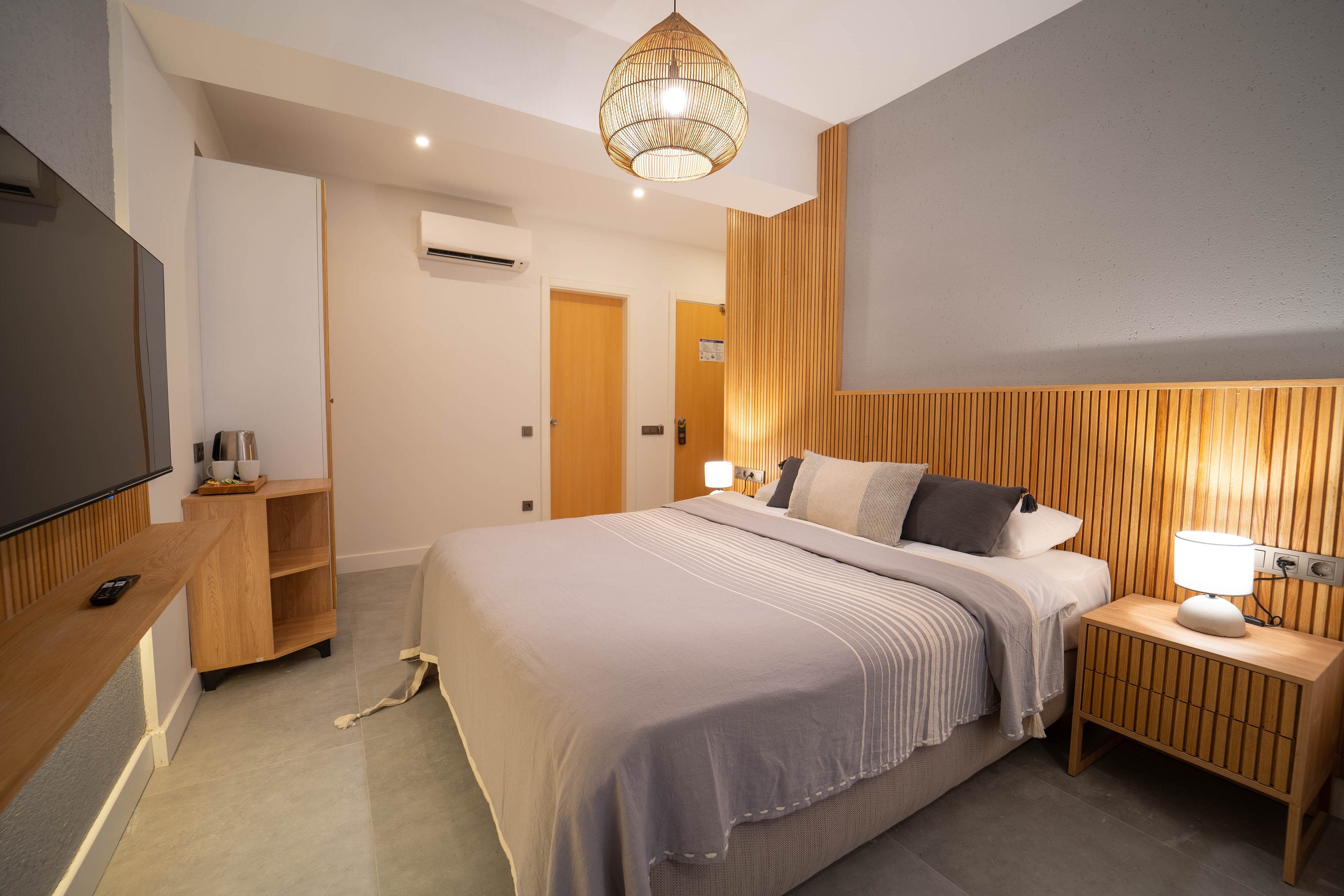 Deluxe Oda Havuz Bahçe Manzaralı ve Balkonlu