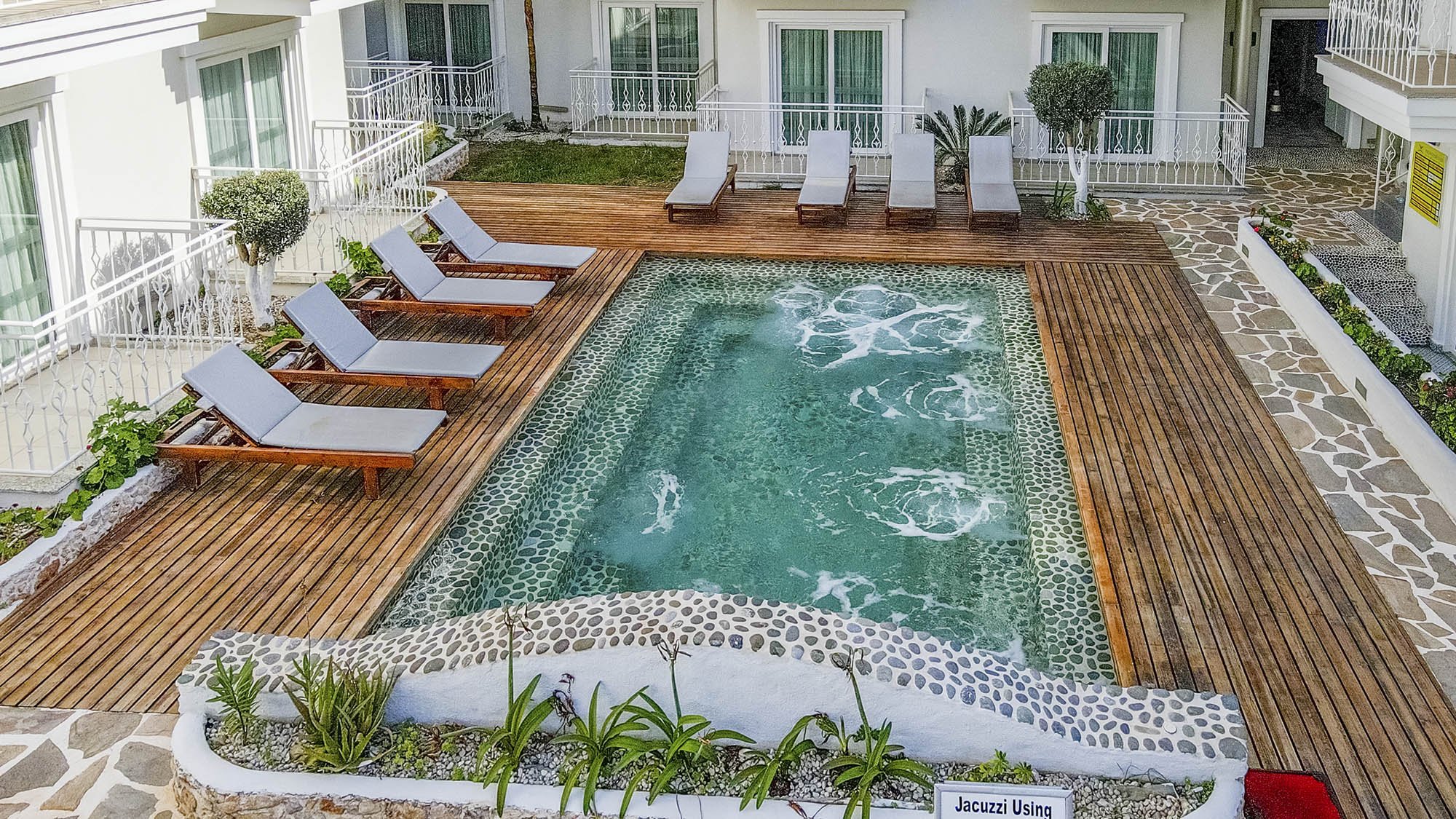 Montebello Deluxe Hotel