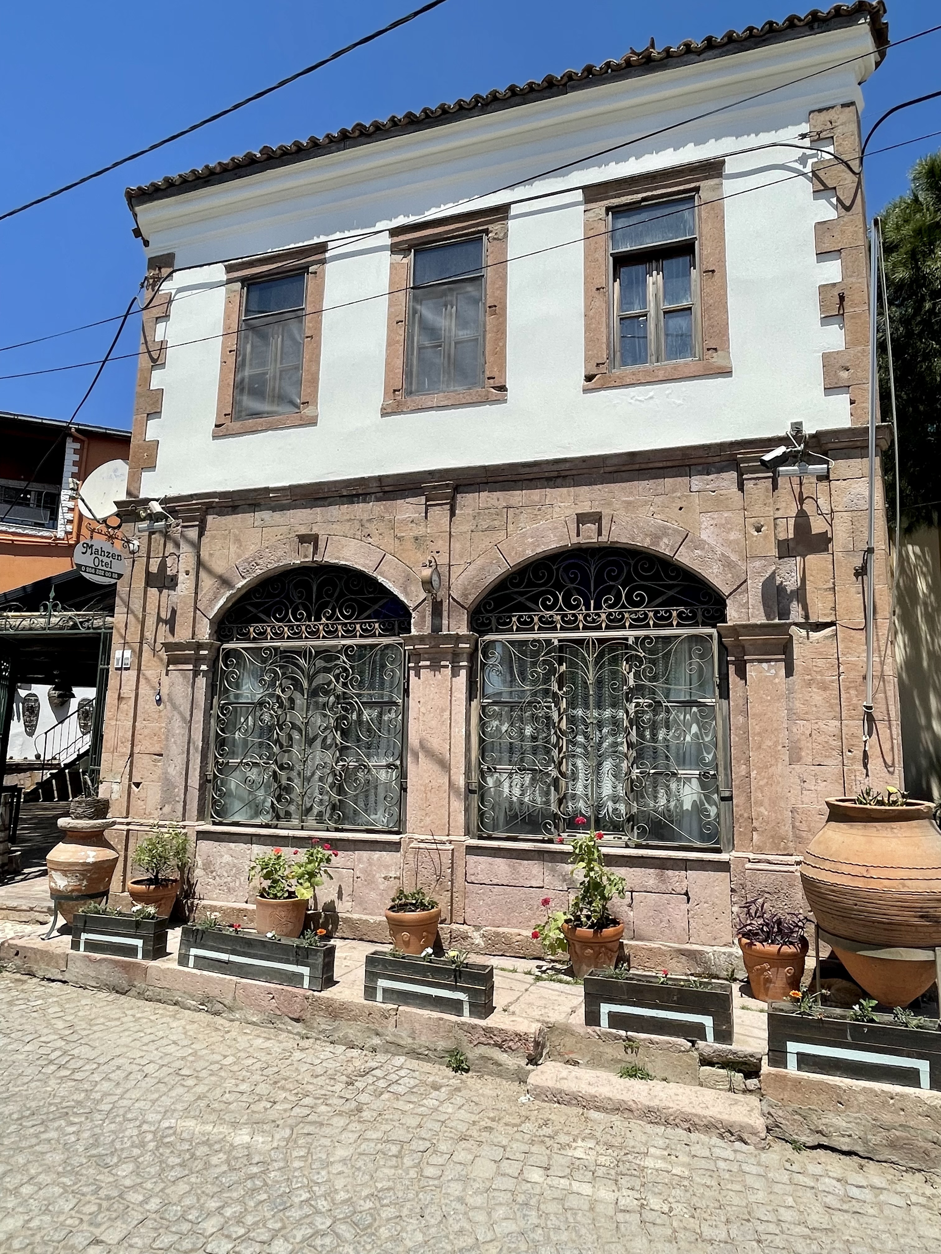 Mahzen Otel