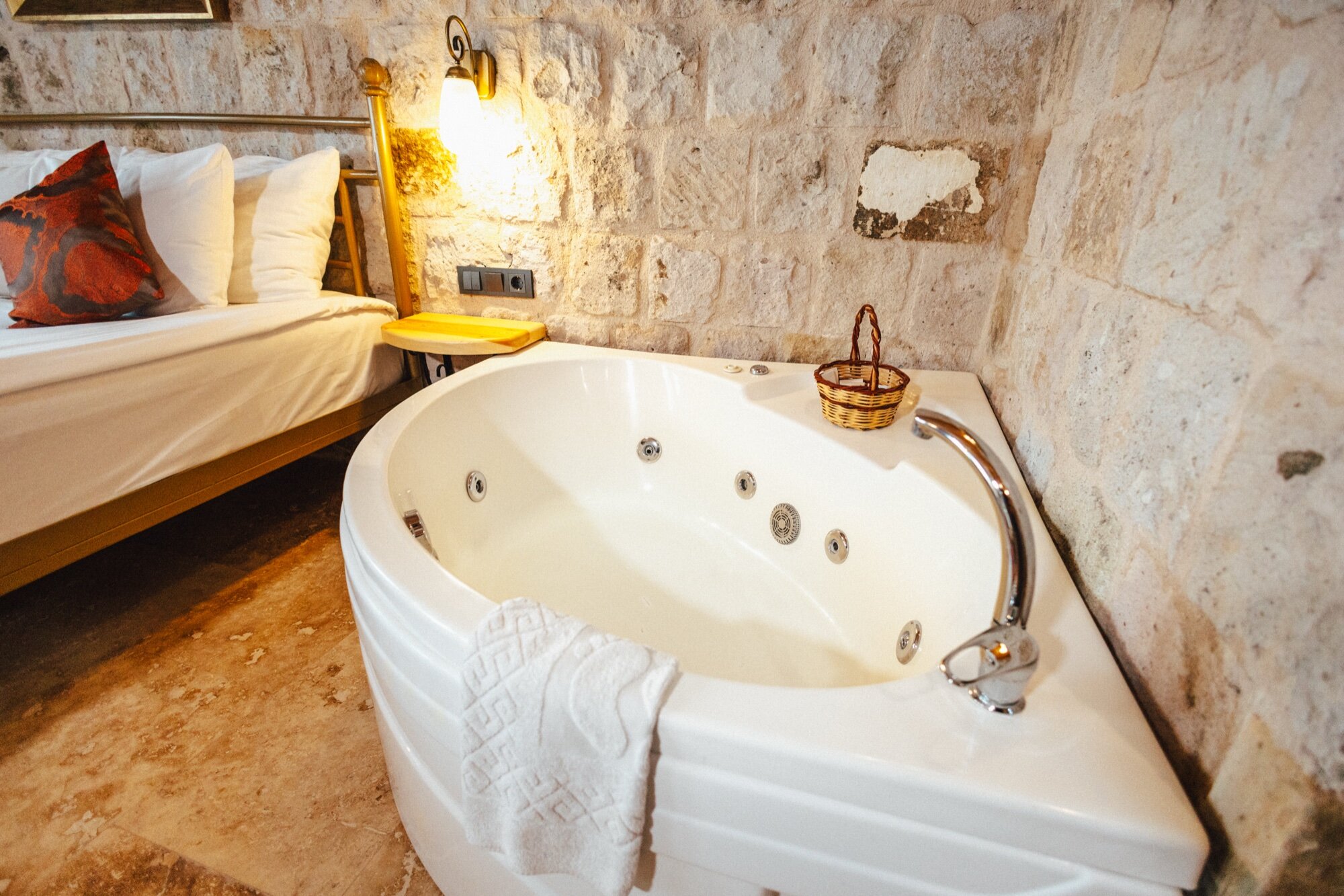Deluxe Jacuzzi Room City View