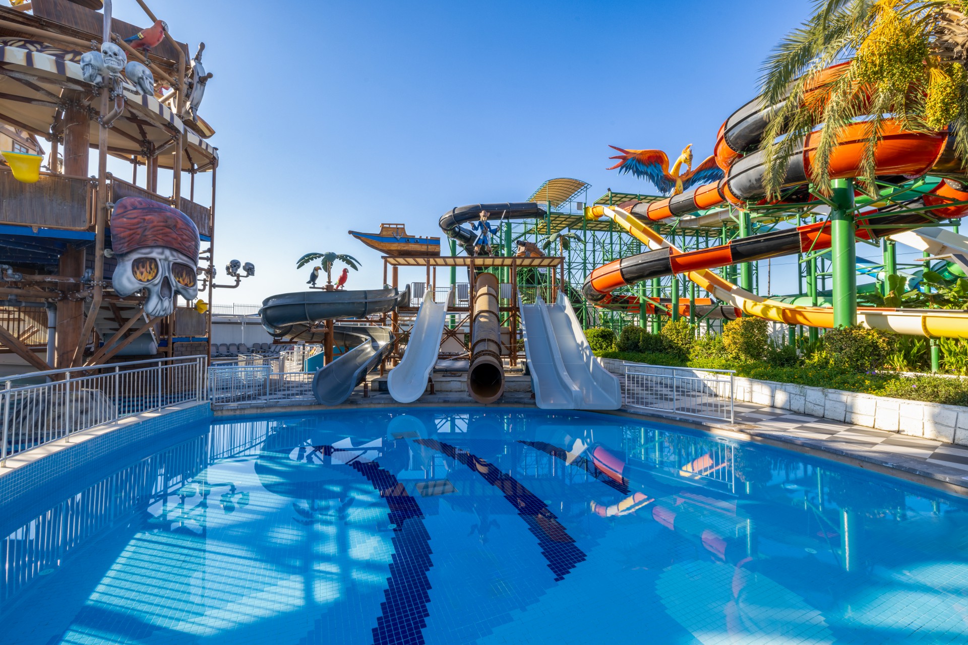 Crystal Admiral Resort Suites & Spa