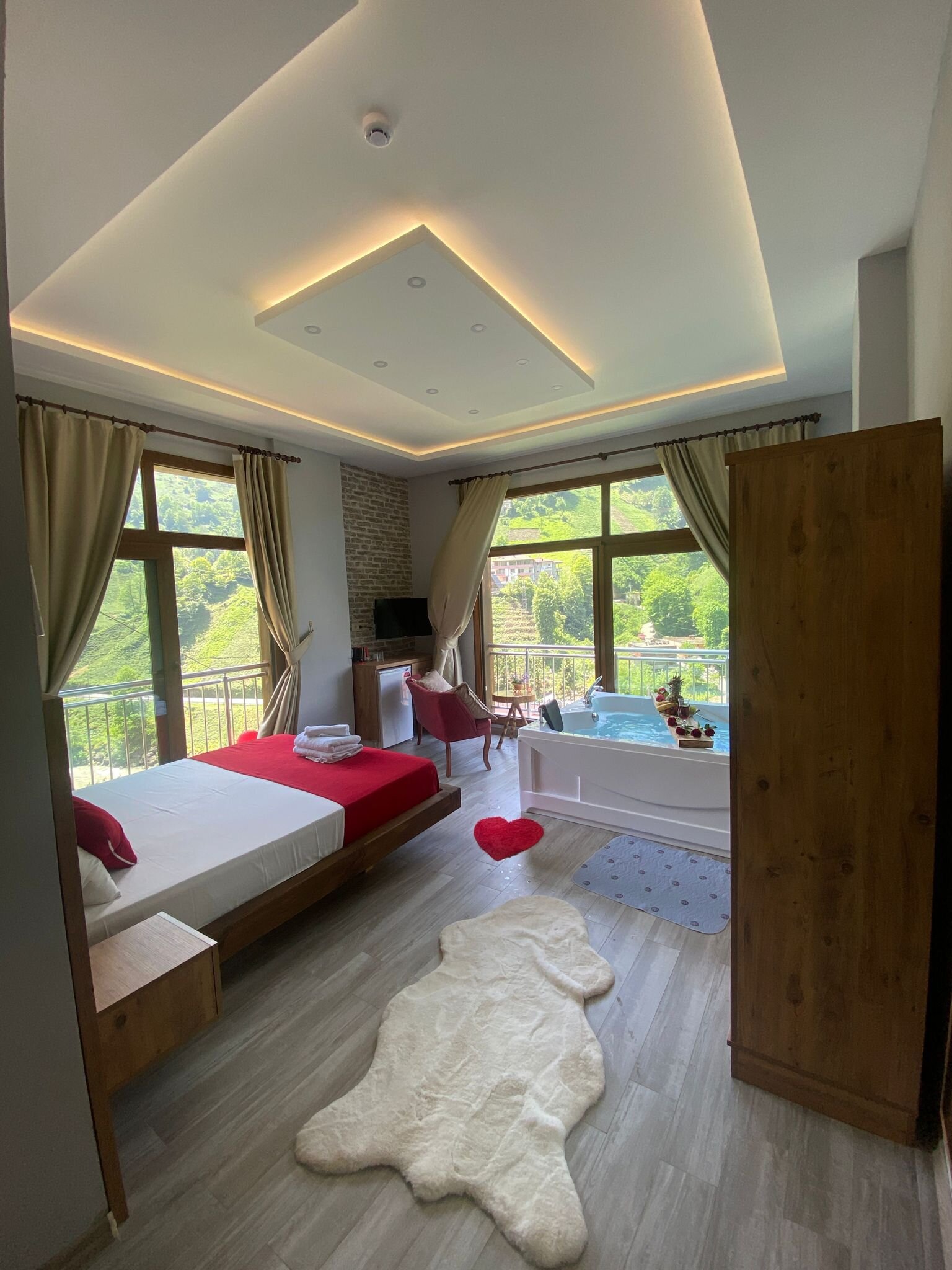 Deluxe King Suite 111
