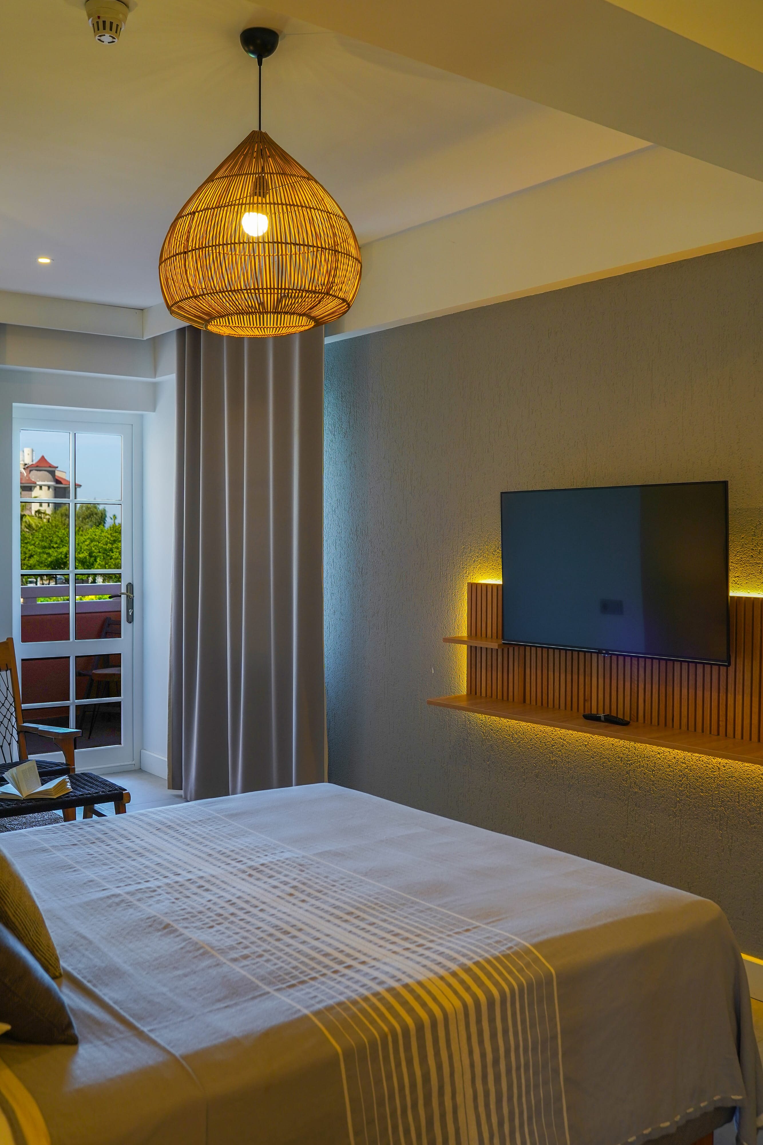 Deluxe Oda Havuz Bahçe Manzaralı ve Balkonlu