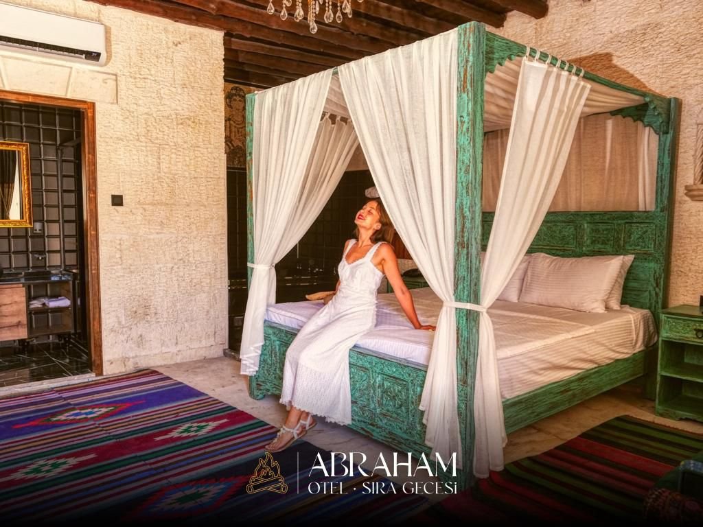 Abraham Otel · 27