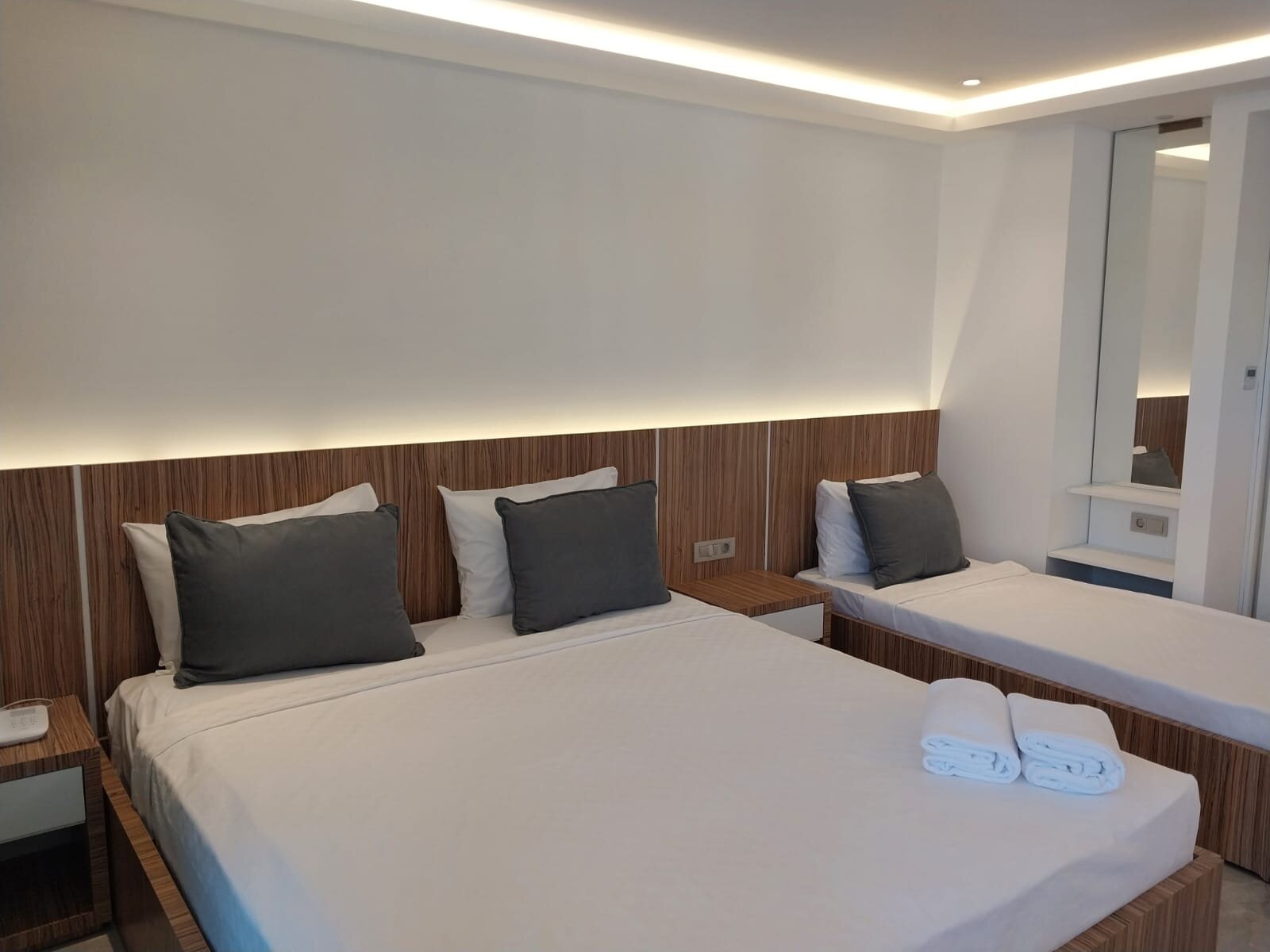 Deluxe Havuz Manzaralı Üç Kişilik