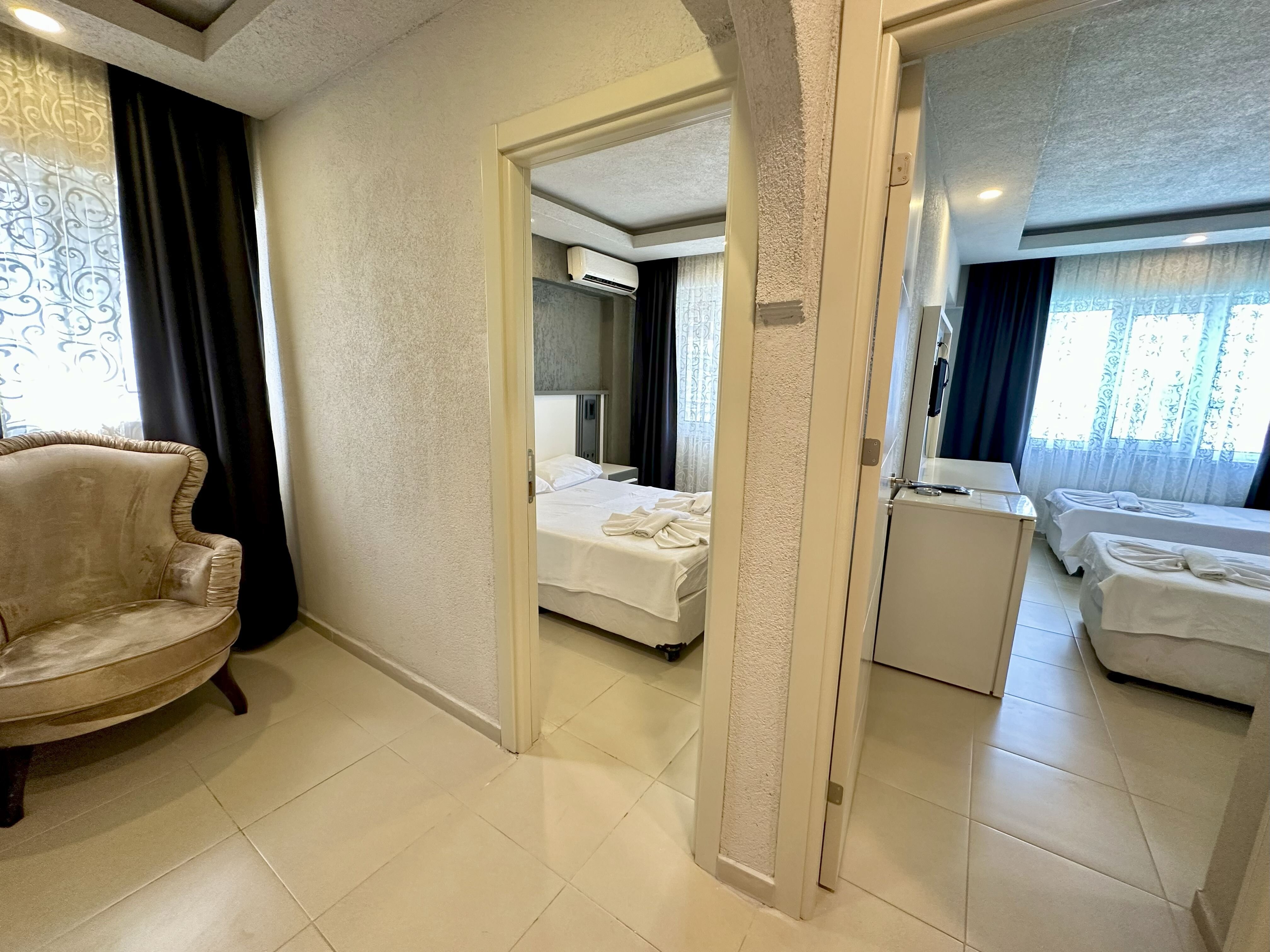 Deniz Manzaralı 4 Kişilik Oda