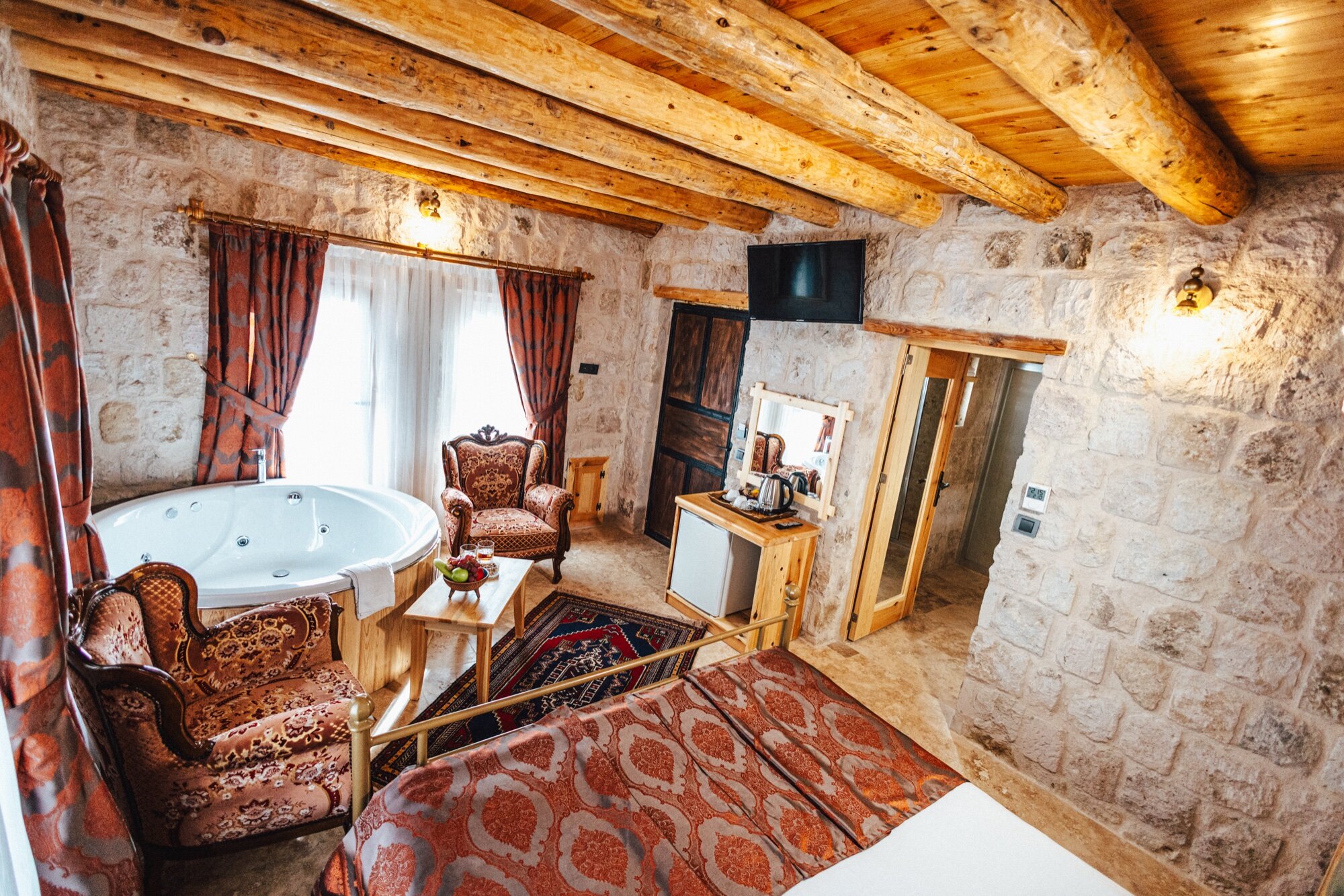 Deluxe Jacuzzi Room City View