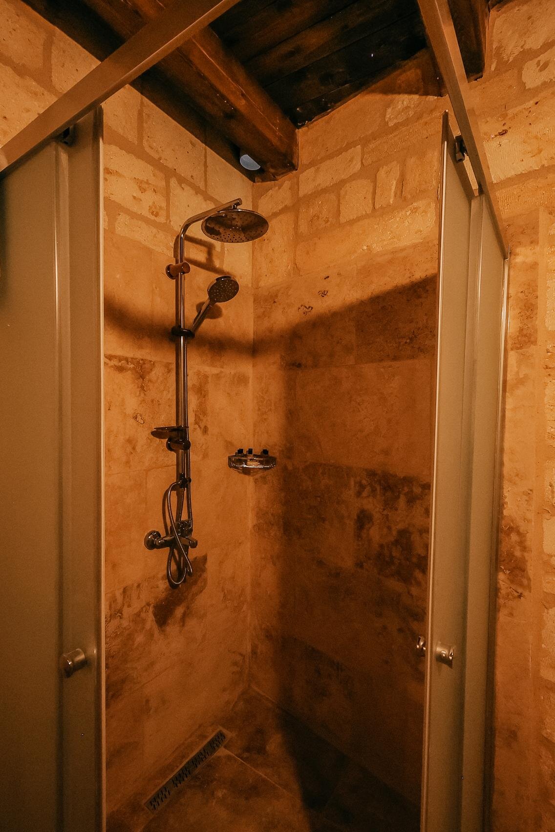 106 Zeus Room