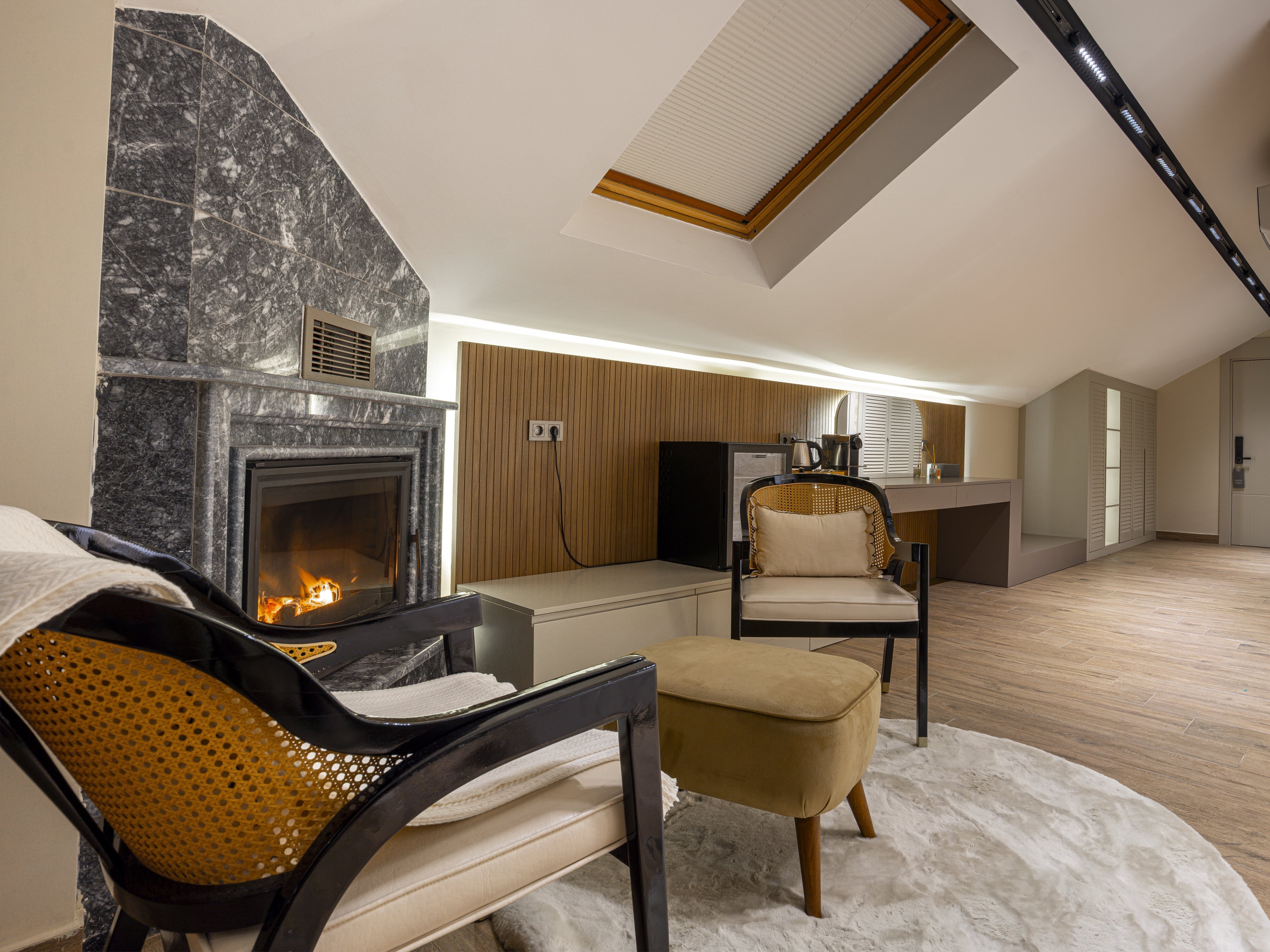 Roof River Suite