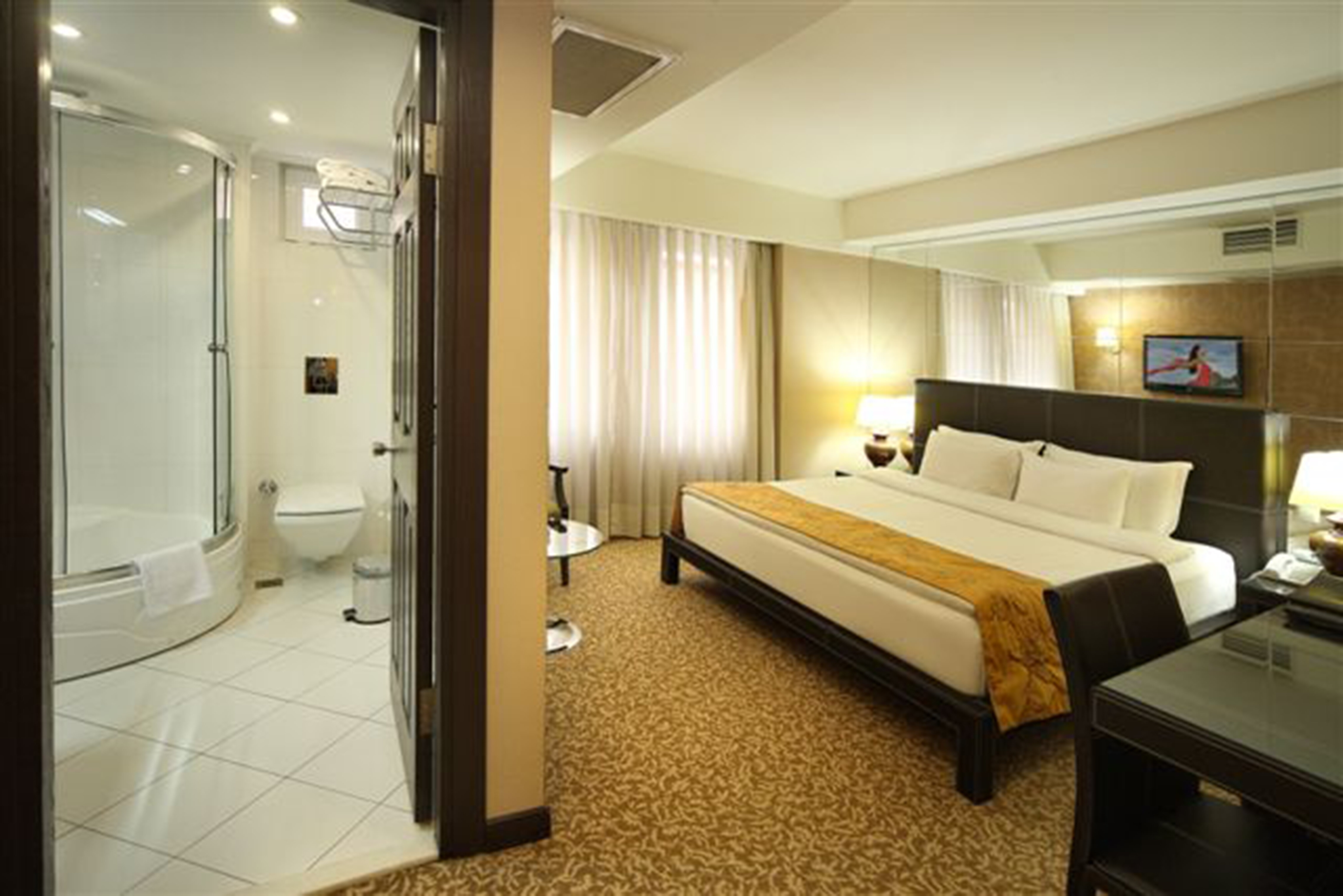 Cartoon Hotel · 11