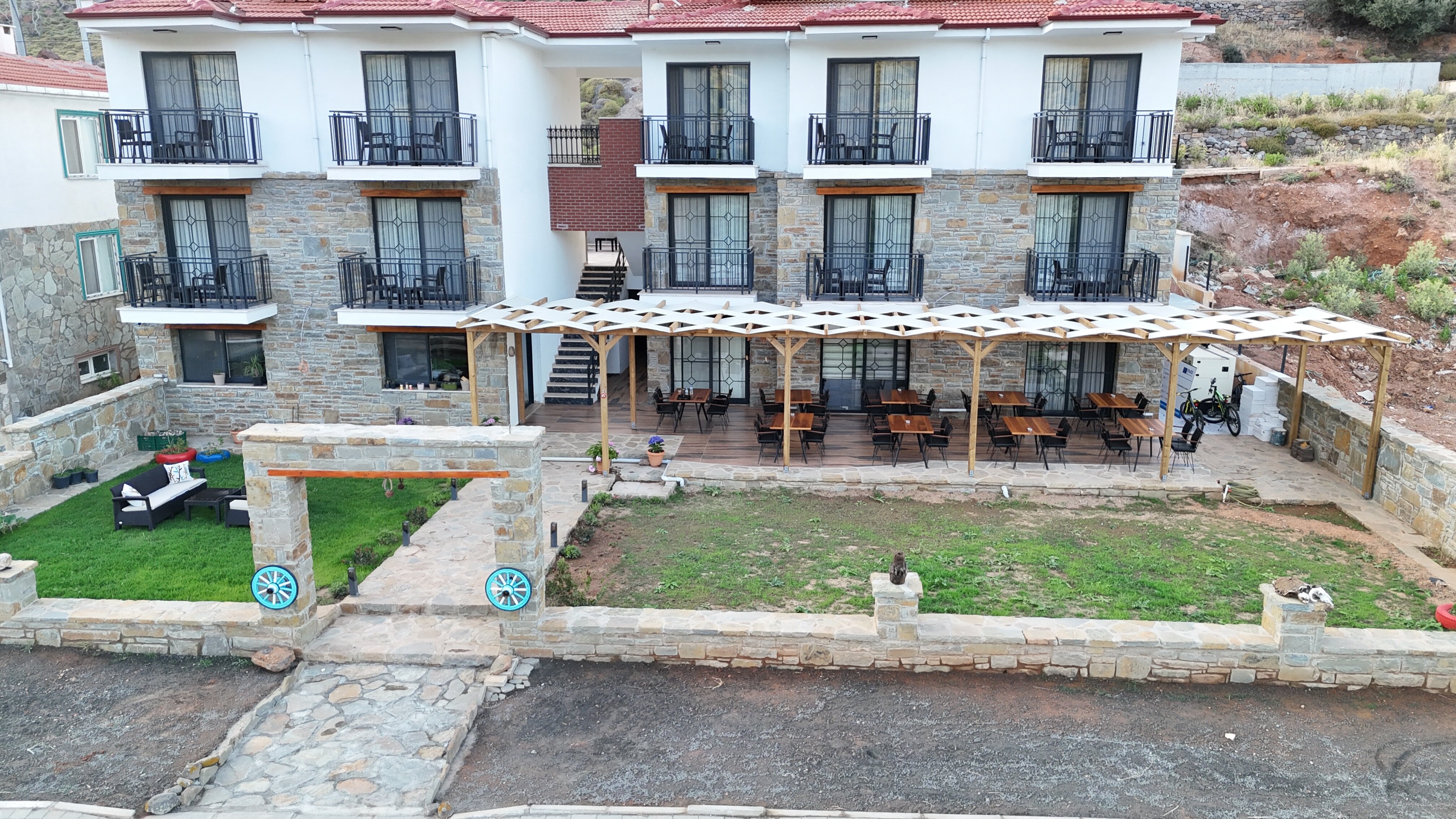 Aris Guest House · 4