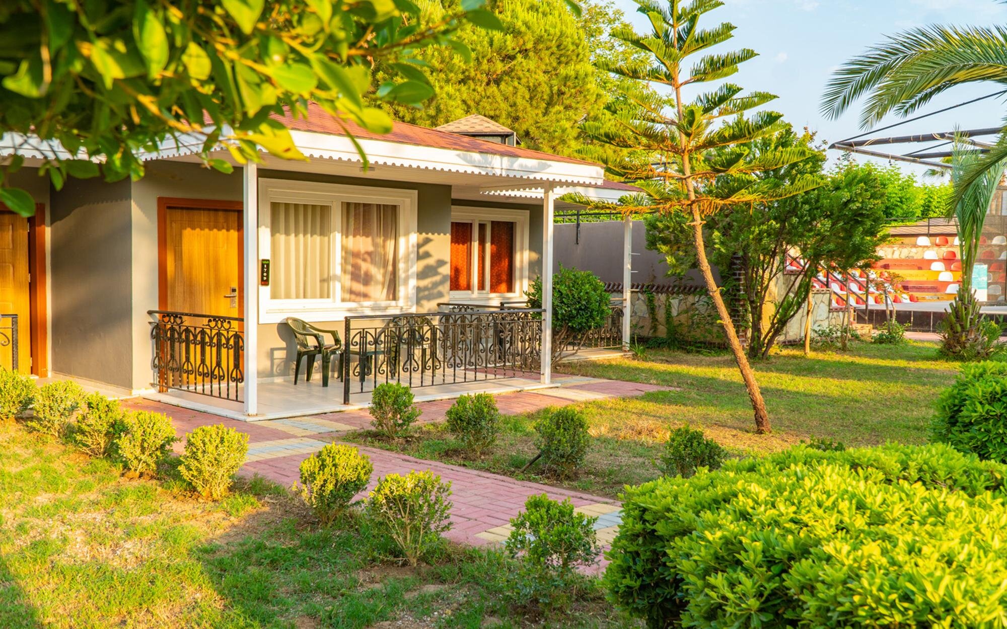 Bahçe Manzaralı Club Oda