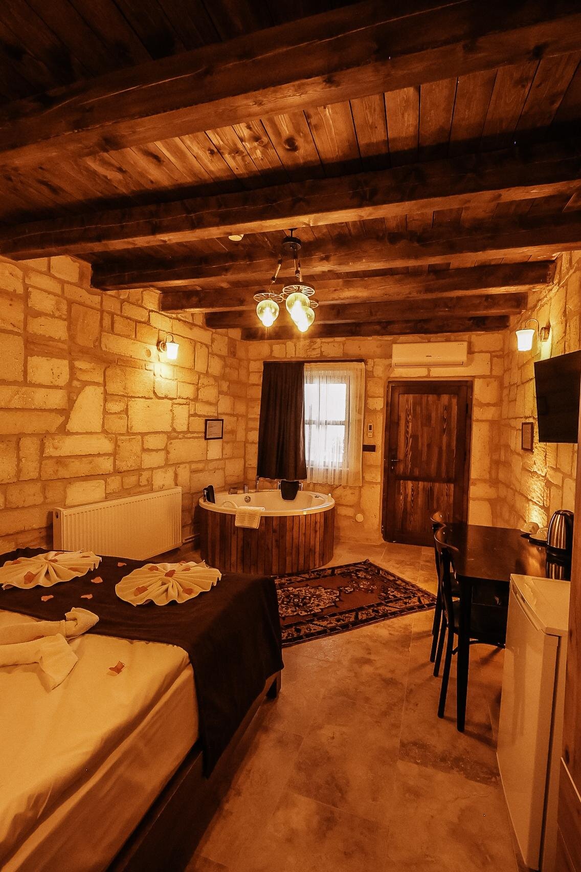 106 Zeus Room