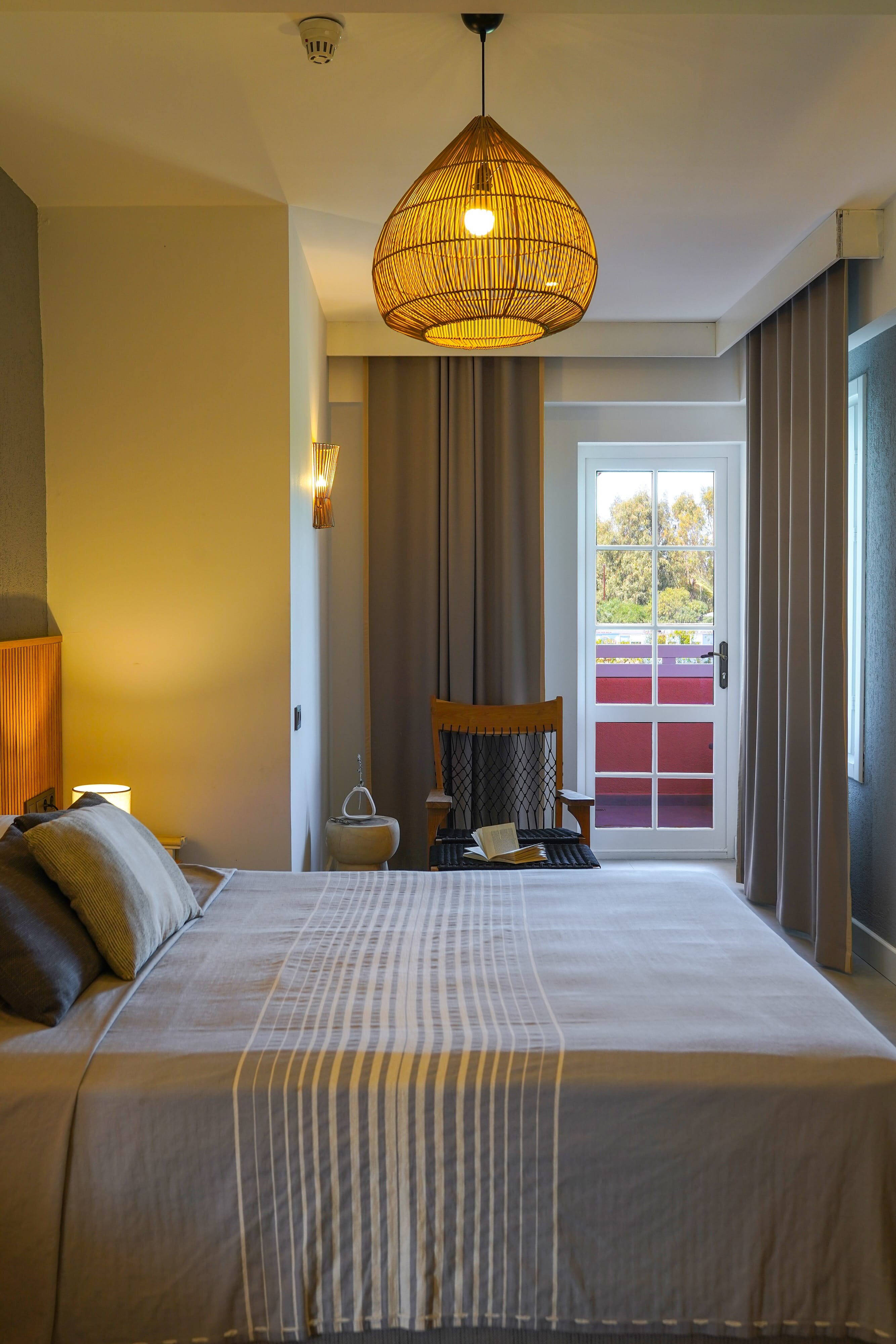 Deluxe Oda Havuz Bahçe Manzaralı ve Balkonlu