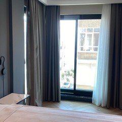 İn The Middle Hotel