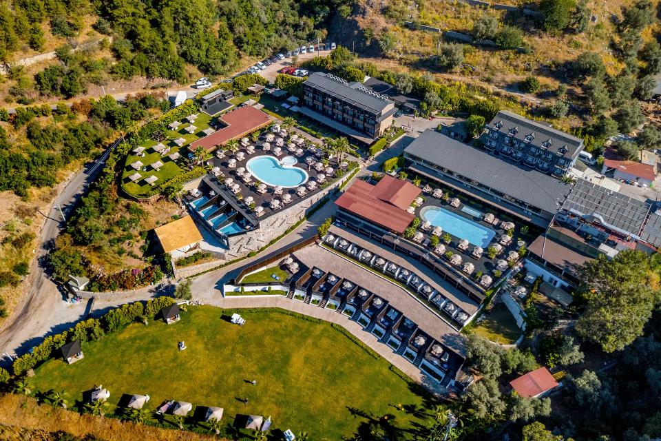Manaspark Deluxe Hotel