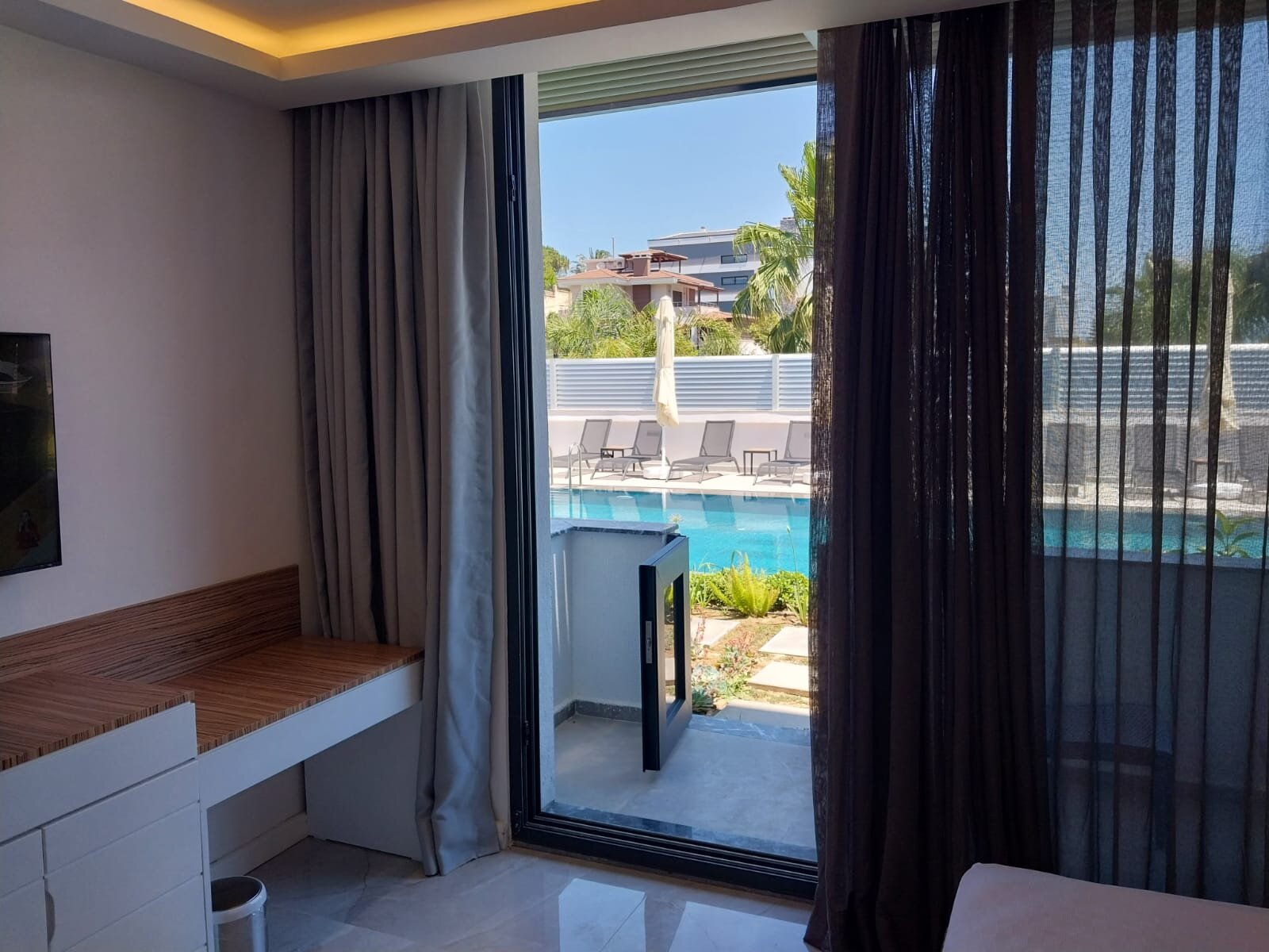 Deluxe Havuz Manzaralı Üç Kişilik