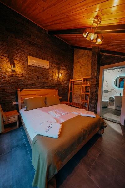 Özel Isıtma Havuzlu Jakuzili ve Şömineli Bungalov