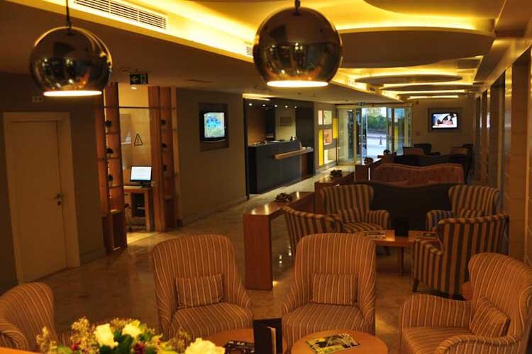 Wes Hotel · 5