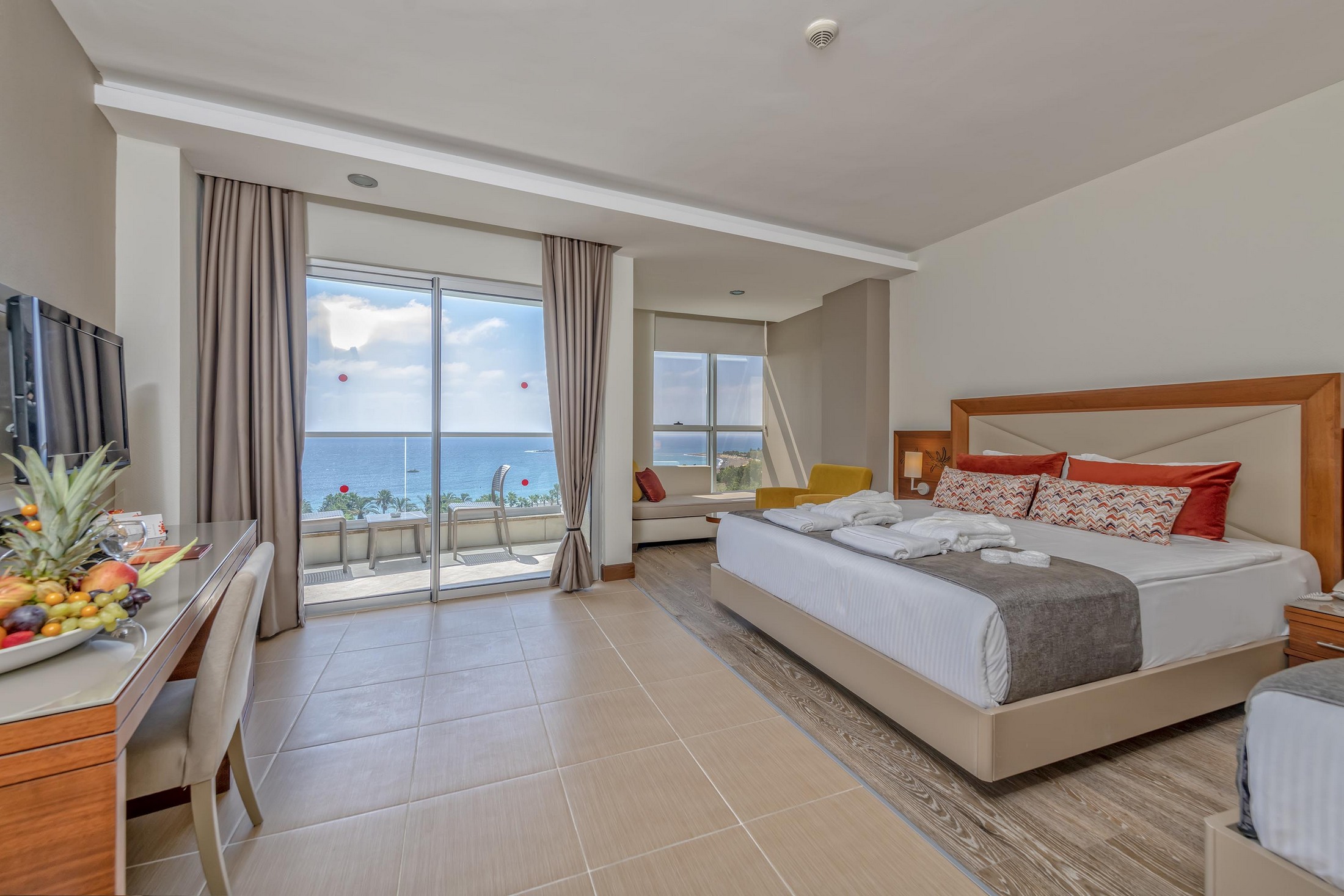 Kirman Leodikya Resort Junior Suit Deniz Manzaralı Oda 