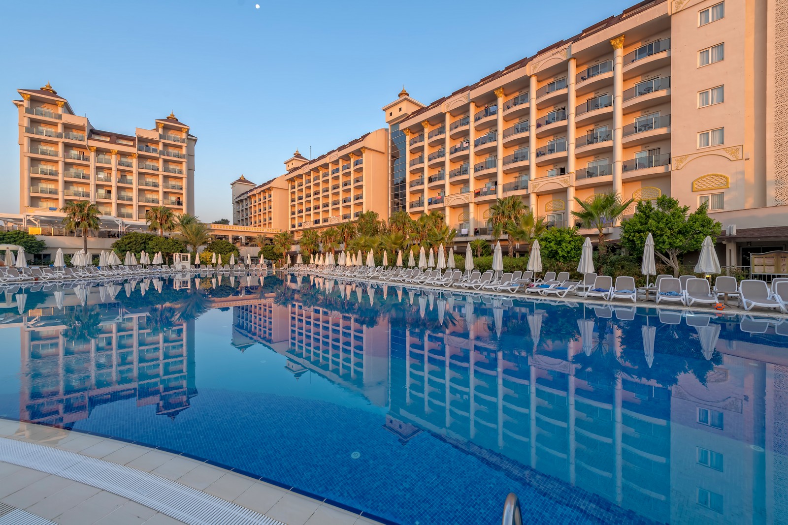 Lrs Lake River Side Hotel & Spa