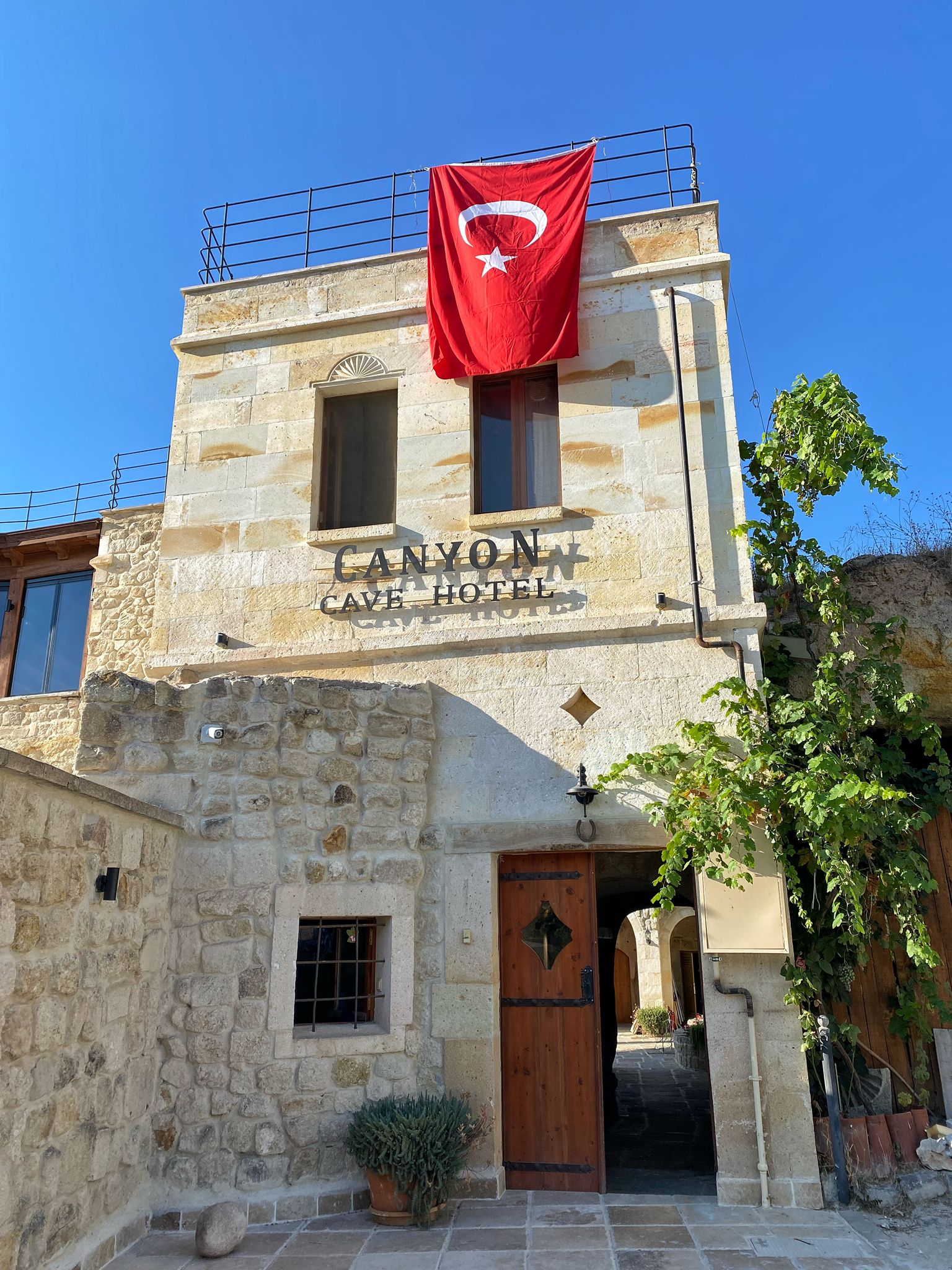 Canyon Cave Hotel