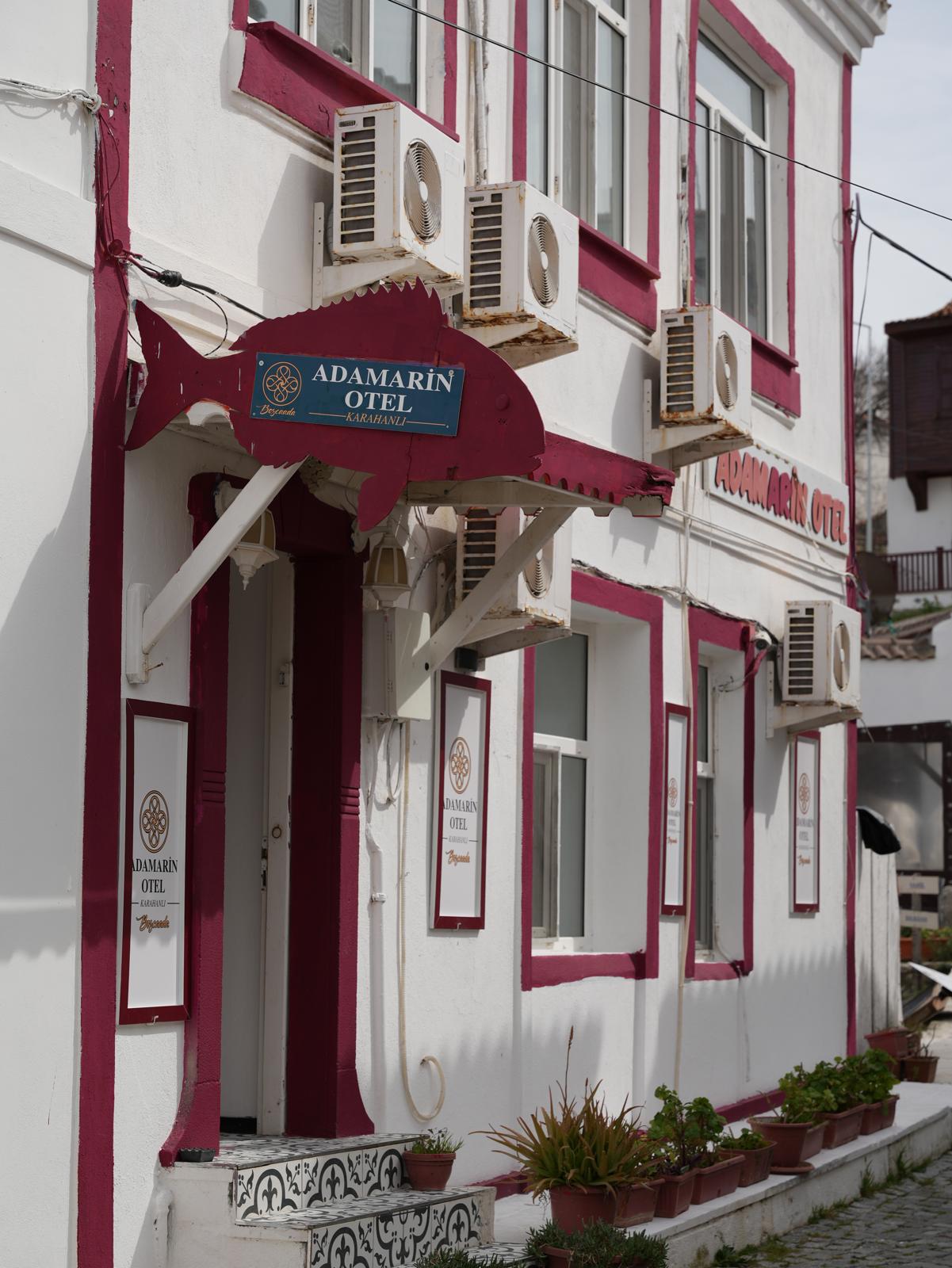 Adamarin Karahanlı Otel