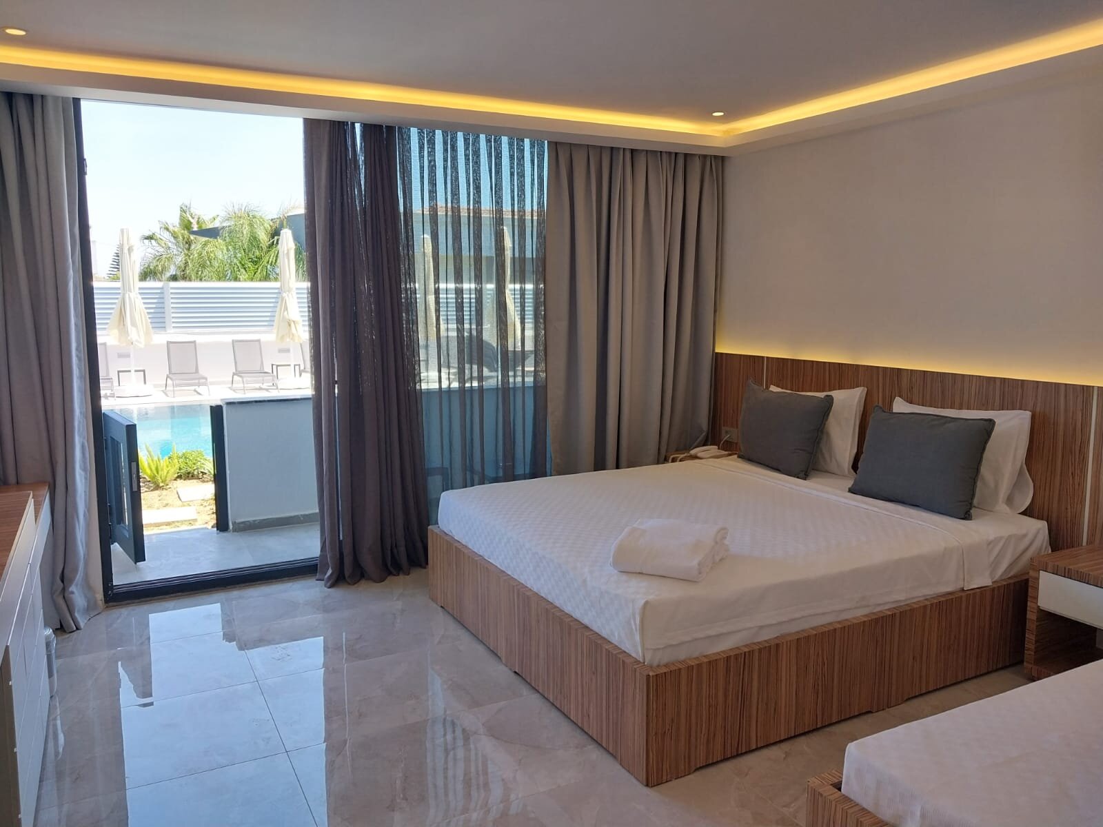Deluxe Havuz Manzaralı Üç Kişilik
