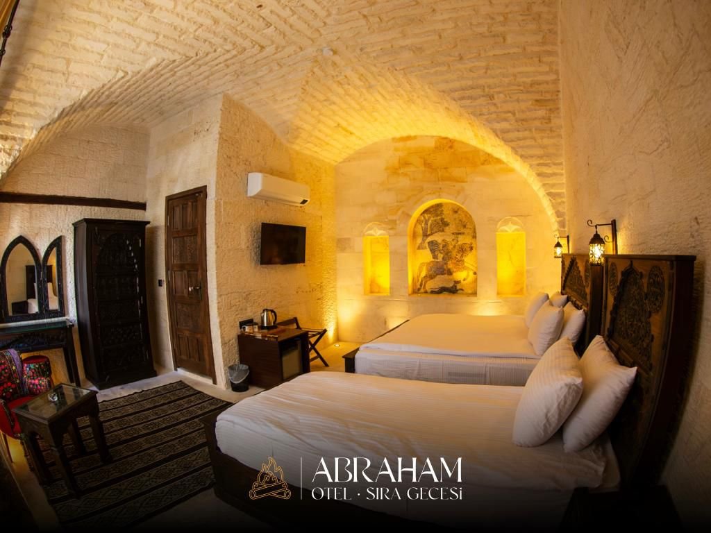 Abraham Otel · 18