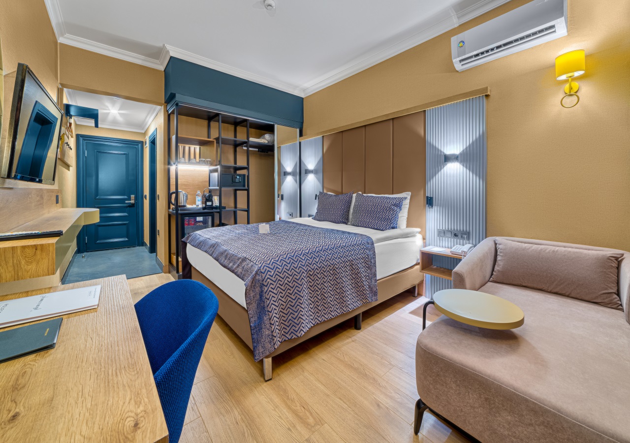 Economy Room, Land View