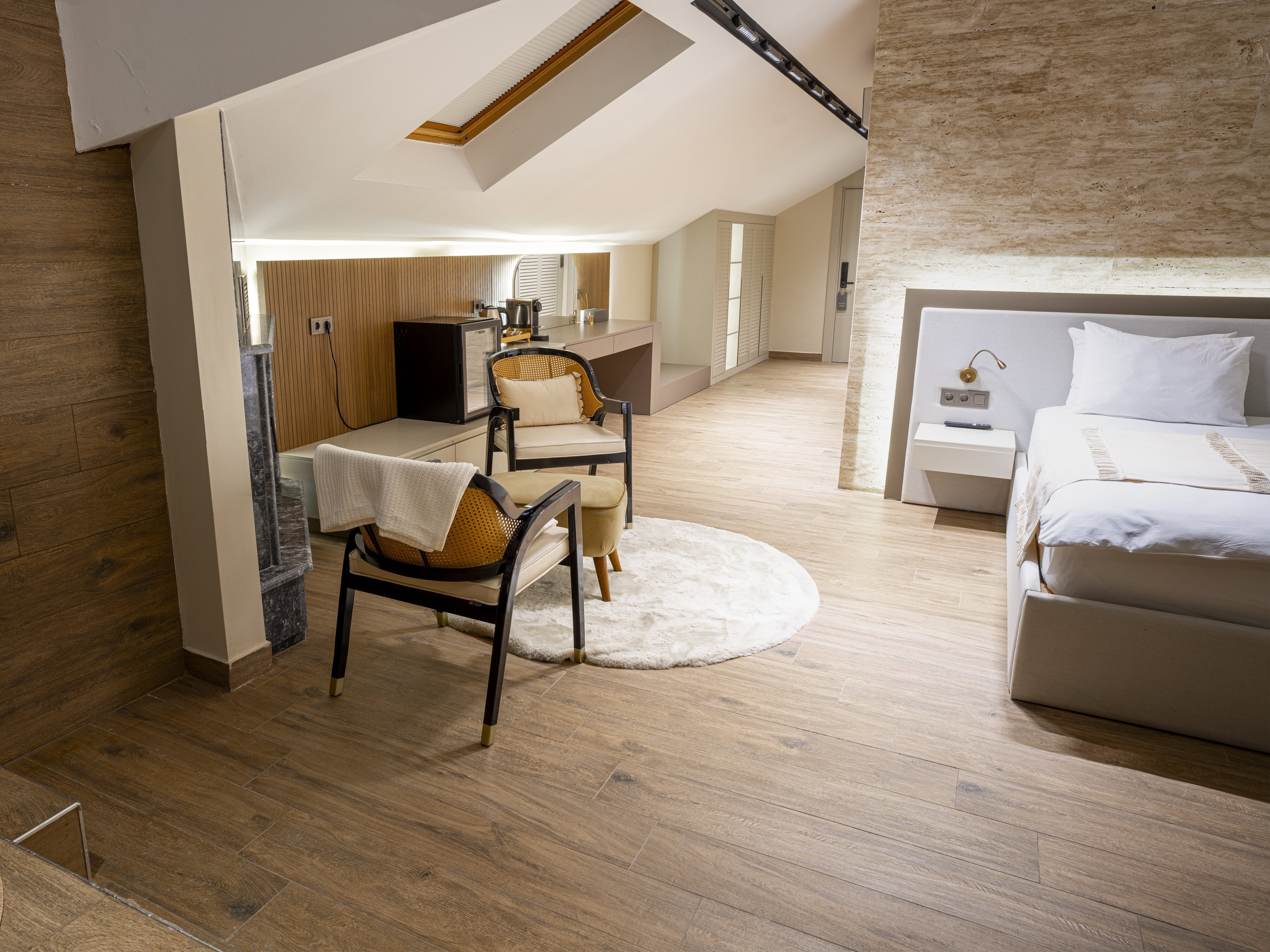 Roof River Suite