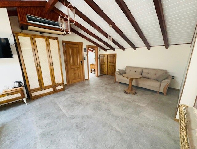 Teras Körfez ve Doğa Manzaralı Aile Odası