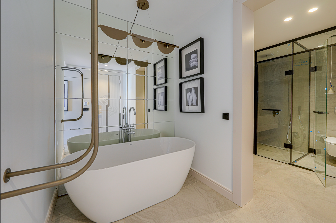 Superior Studio Bathtub